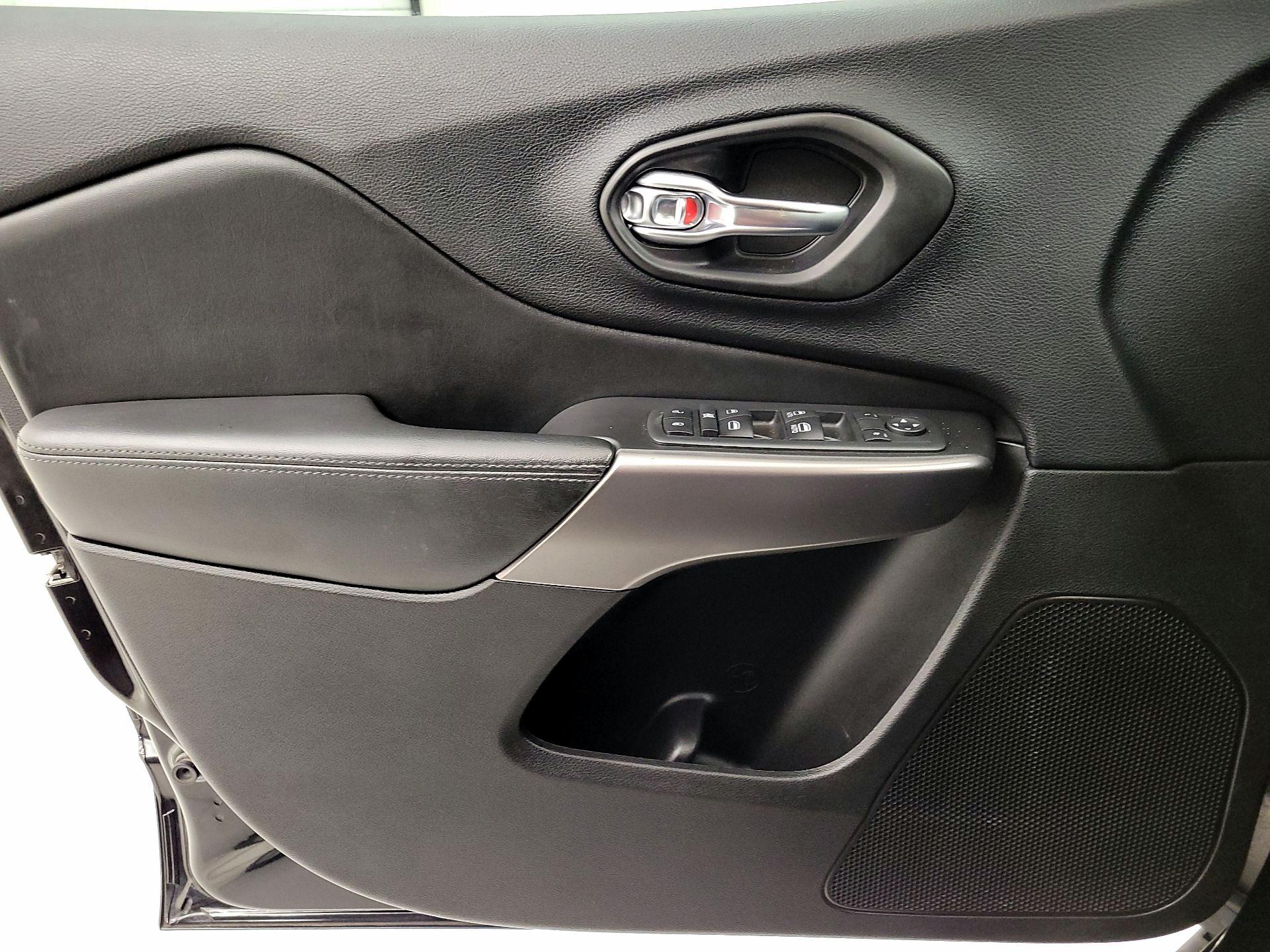 Thumbnail: 2020 Jeep Cherokee - 12