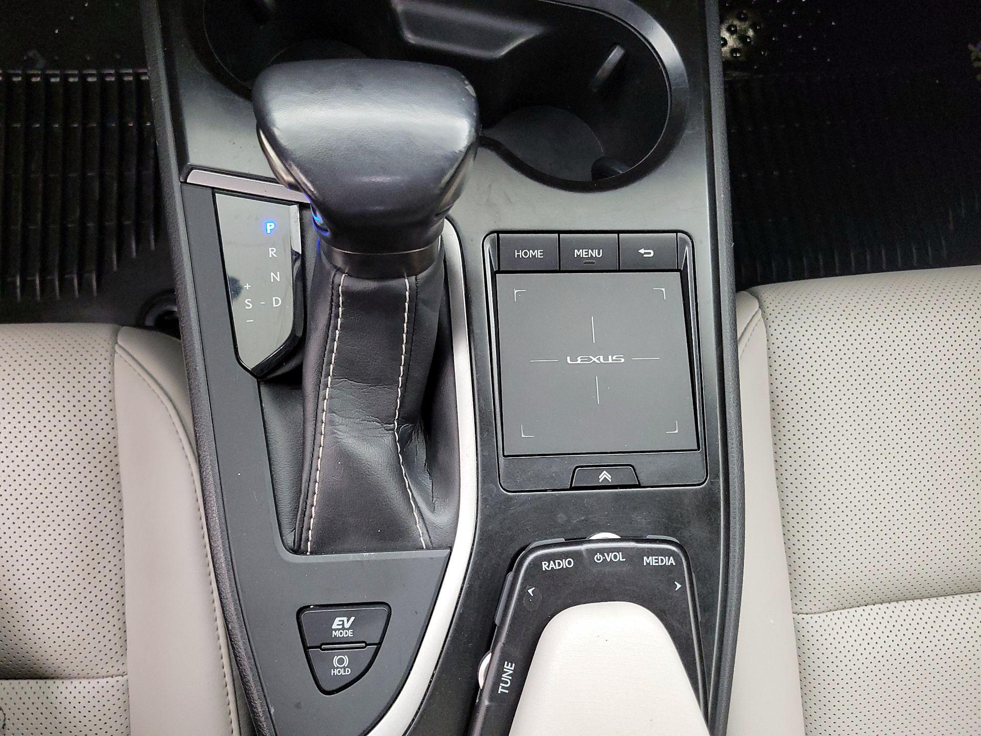 Thumbnail: 2020 Lexus UX - 16