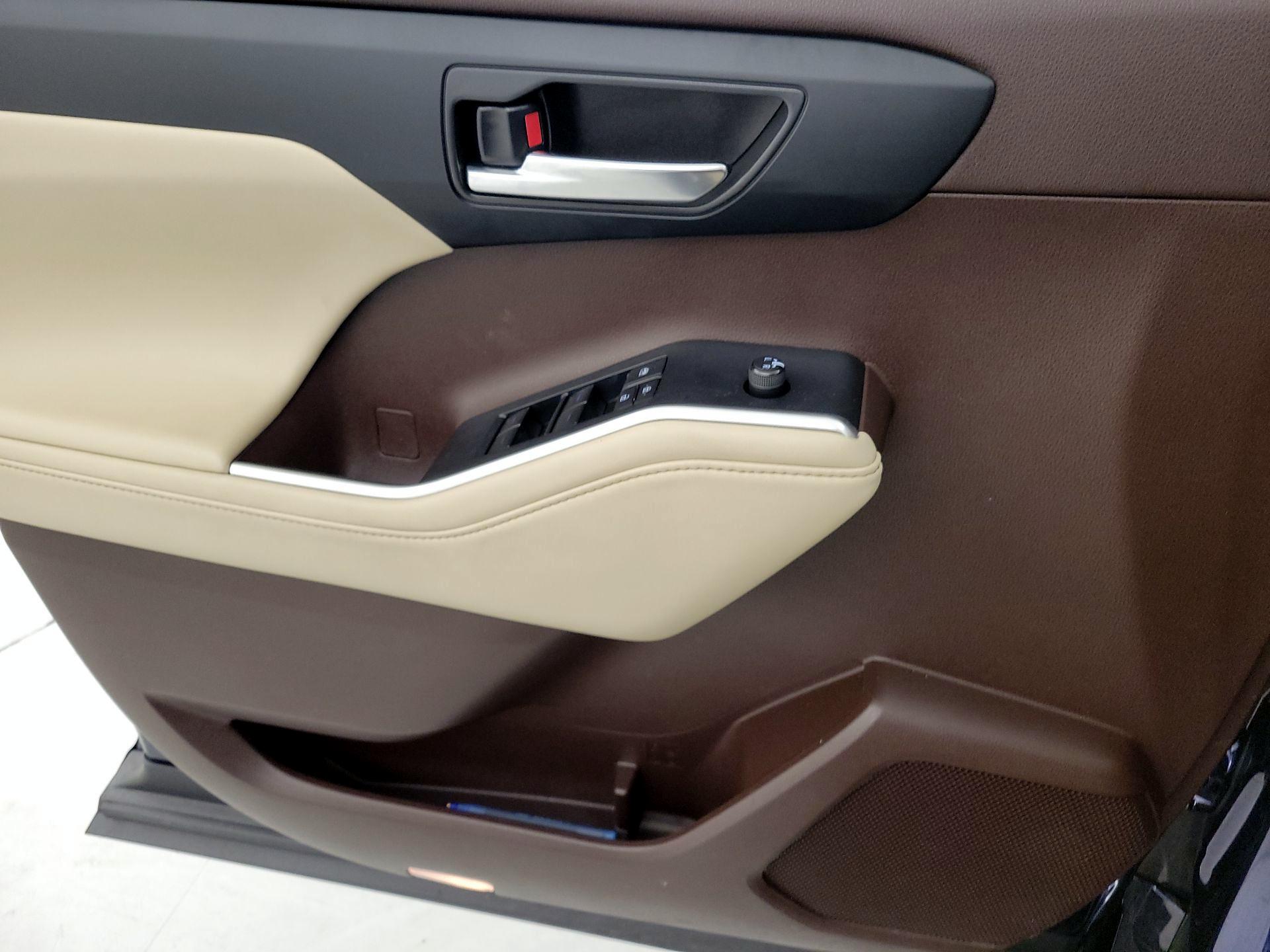 Thumbnail: 2022 Toyota Highlander - 12