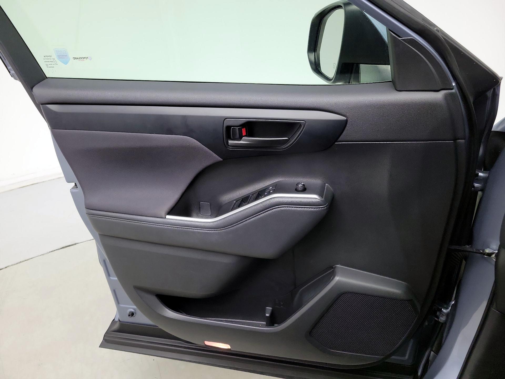 Thumbnail: 2023 Toyota Highlander - 12