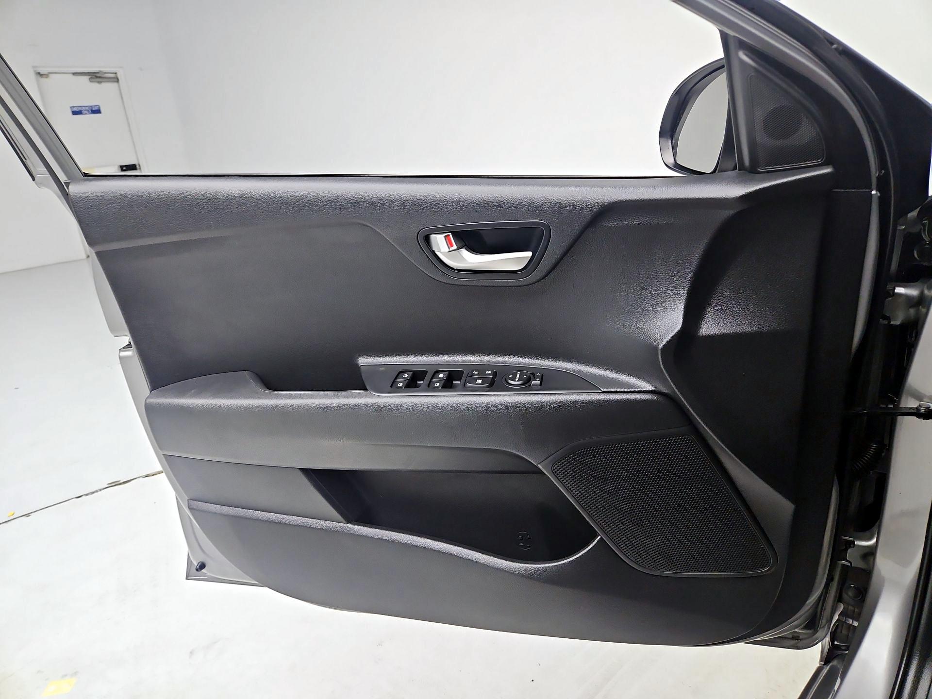 Thumbnail: 2022 Kia Rio - 12