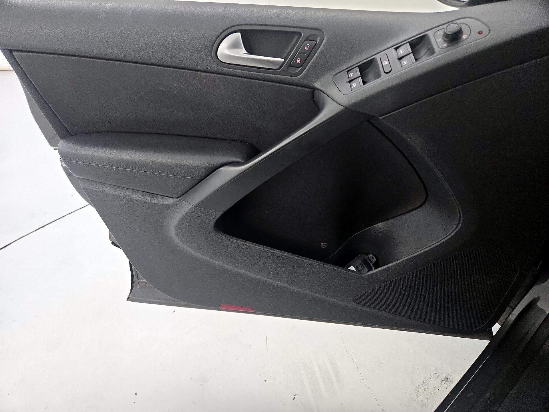 Thumbnail: 2016 Volkswagen Tiguan - 12