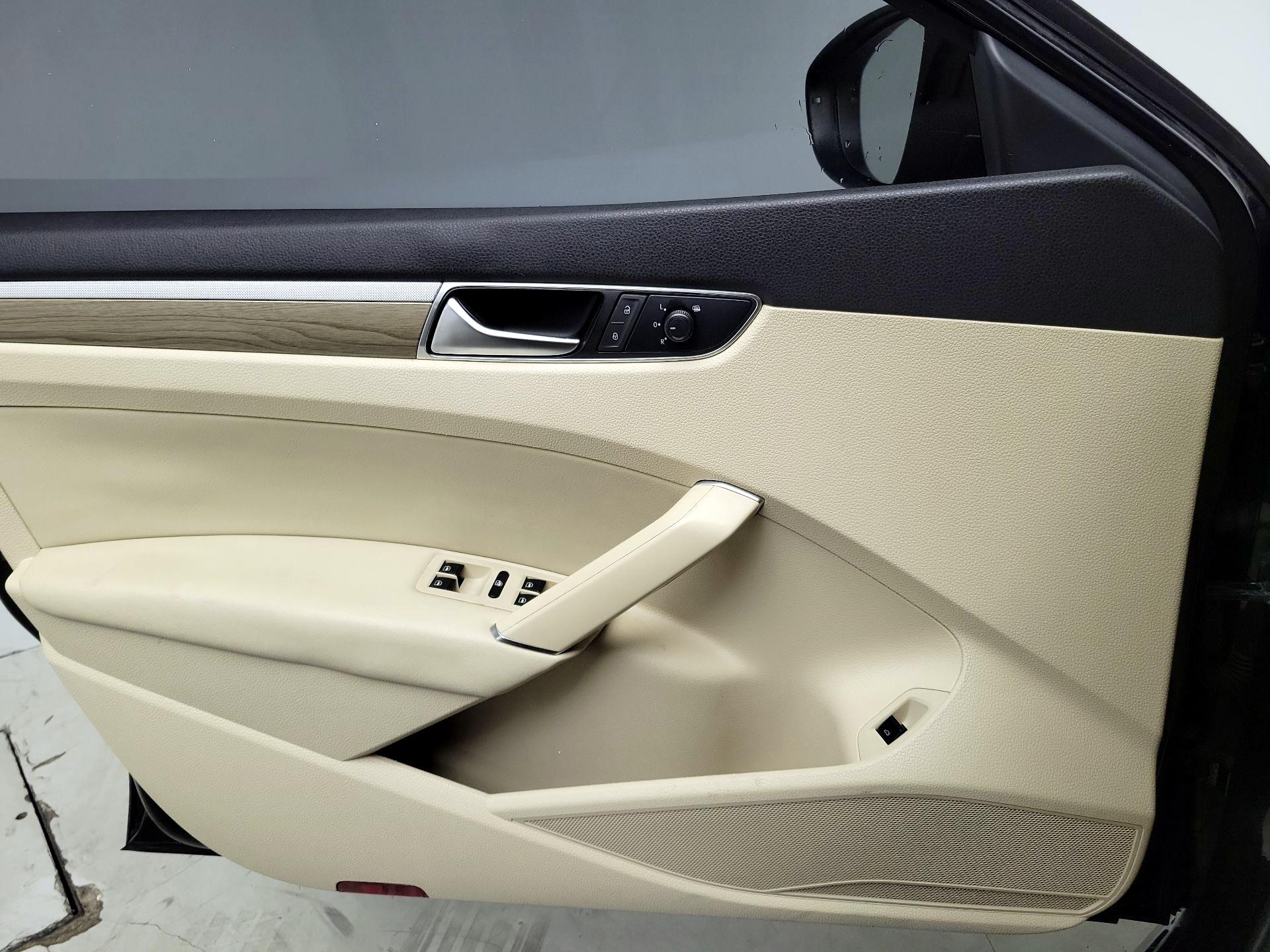 Thumbnail: 2018 Volkswagen Passat - 12