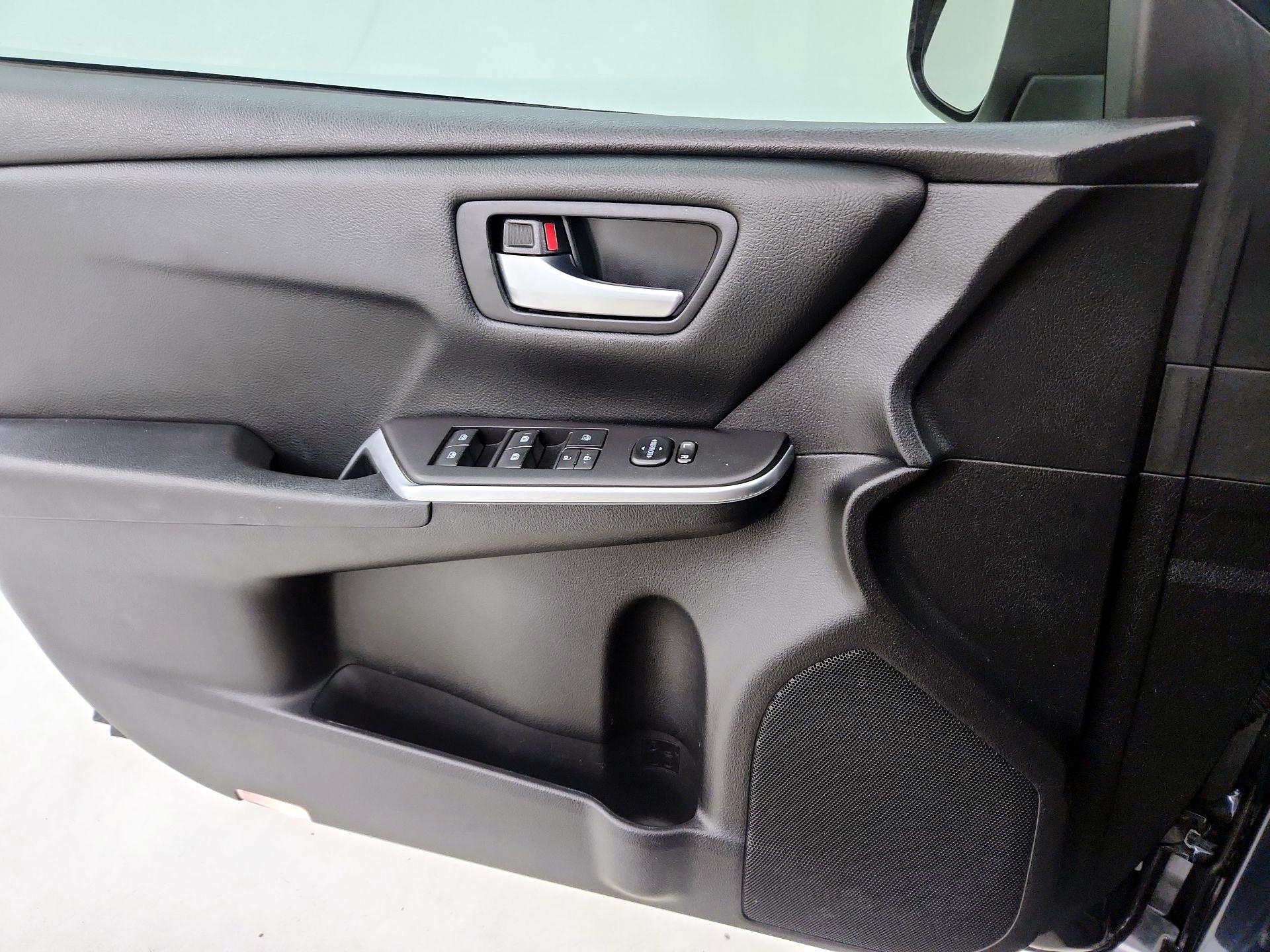 Thumbnail: 2016 Toyota Camry - 12