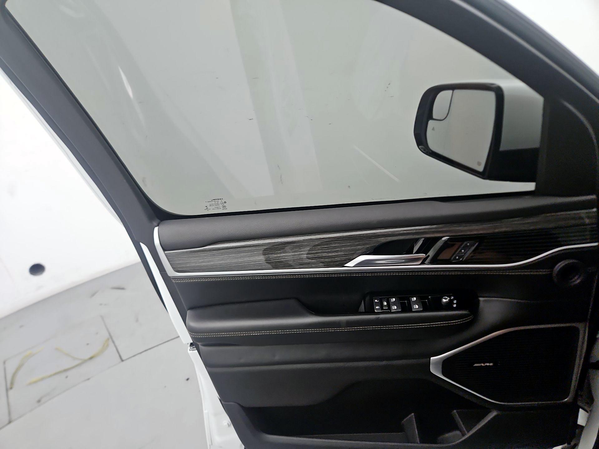 Thumbnail: 2022 Jeep Wagoneer - 12