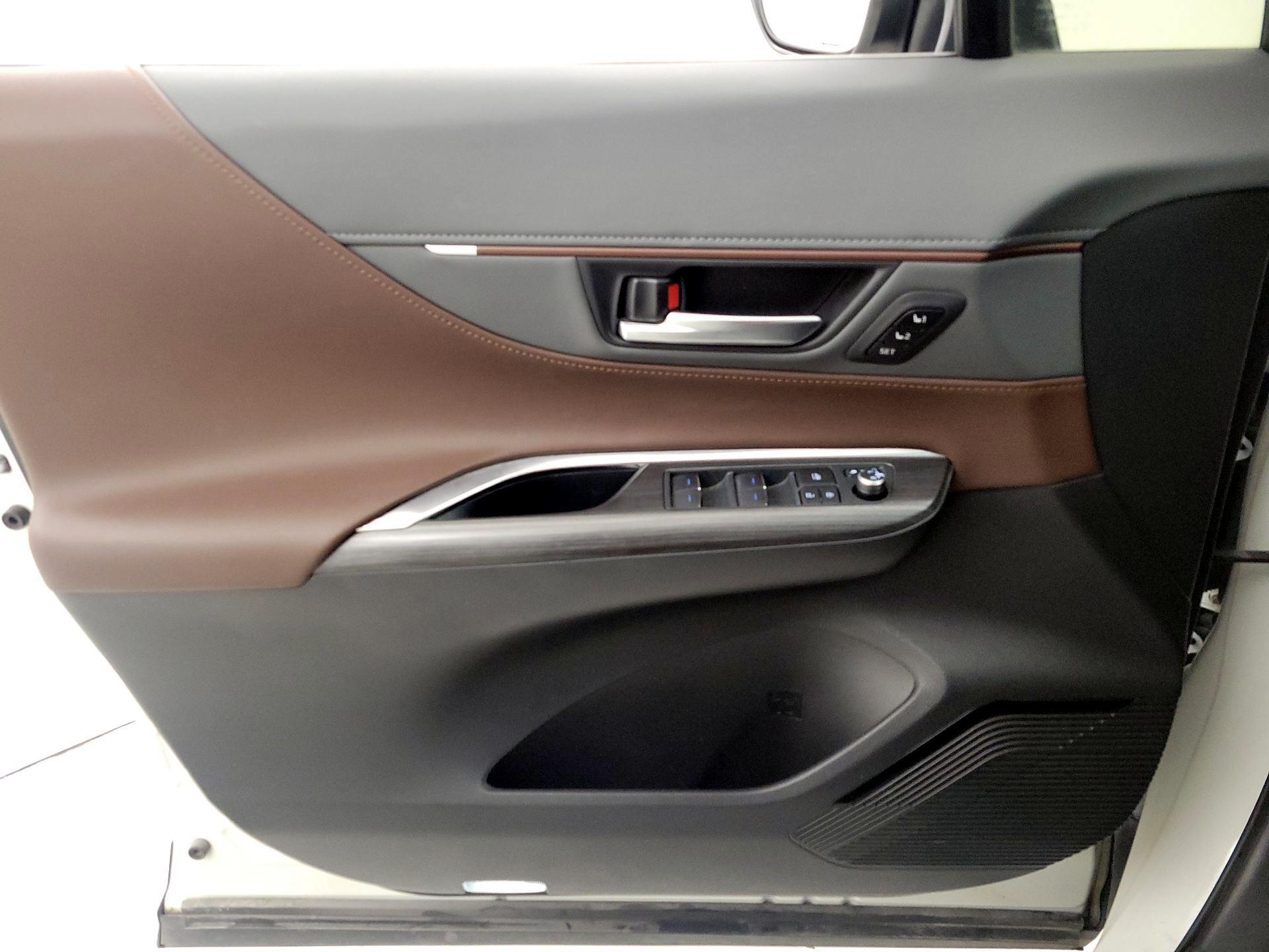 Thumbnail: 2021 Toyota Venza - 12