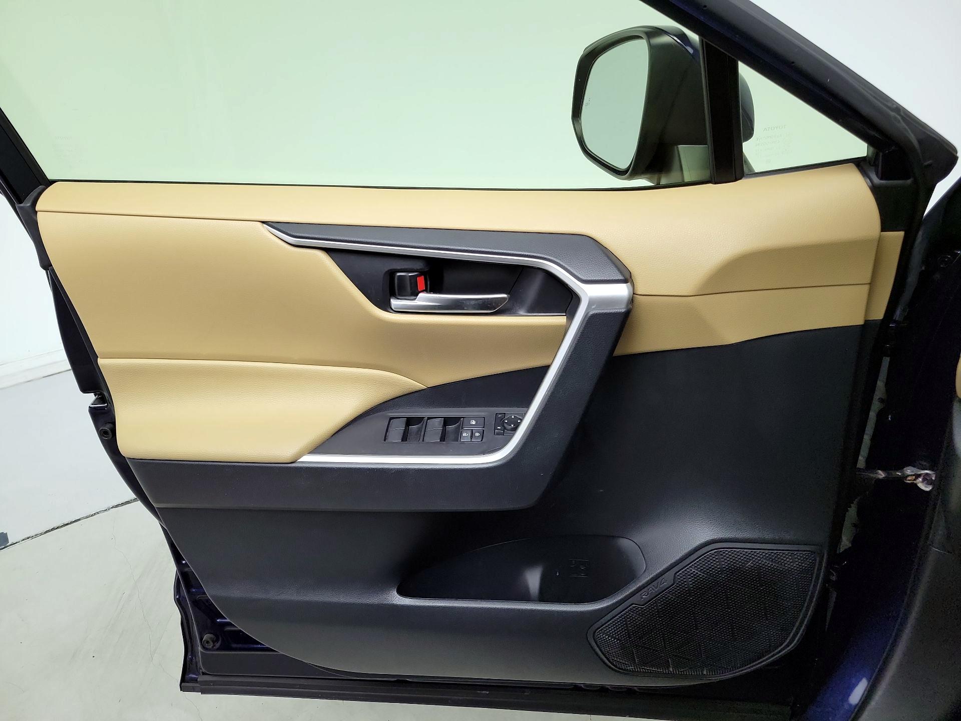 Thumbnail: 2020 Toyota RAV4 - 12