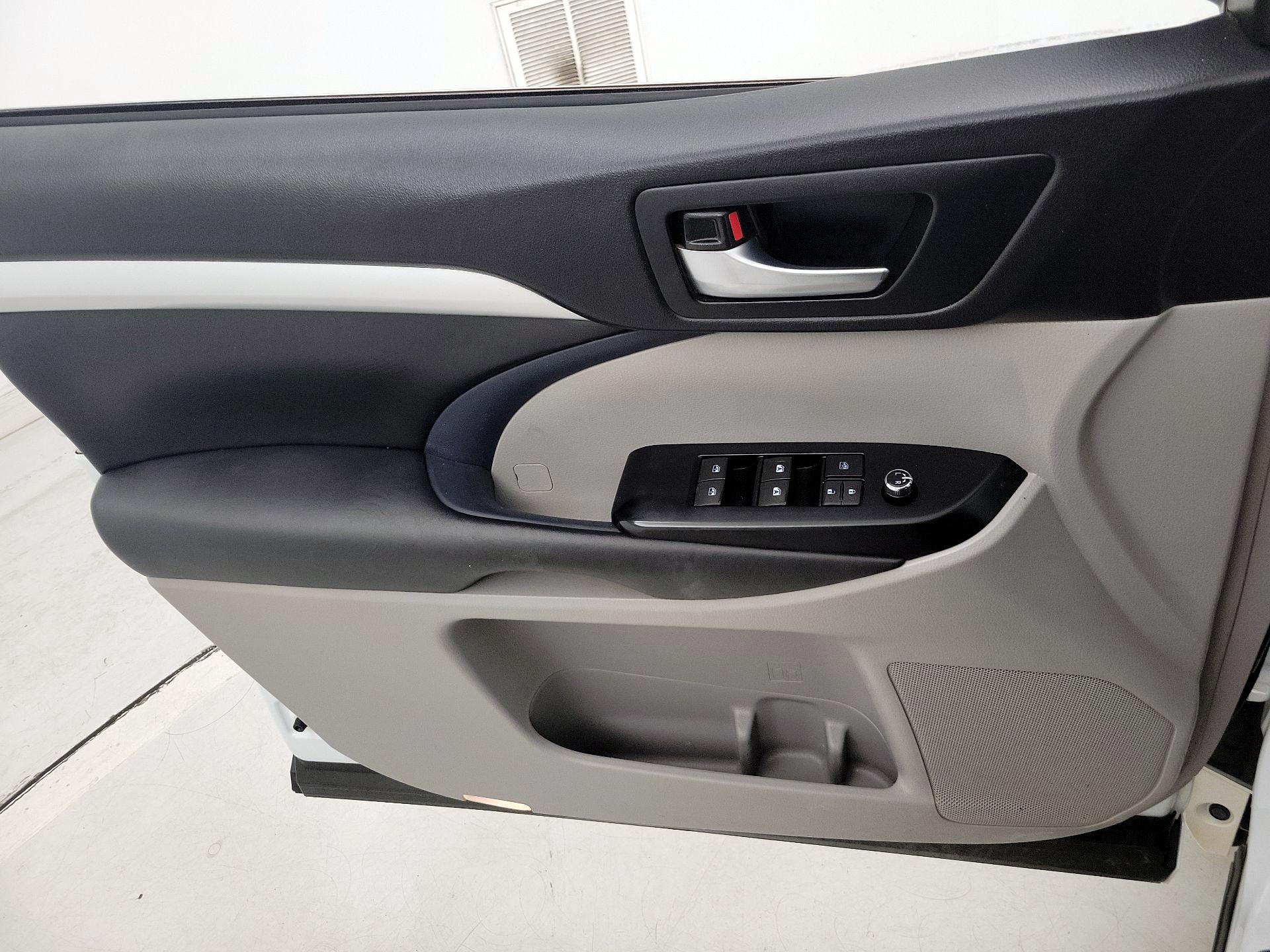 Thumbnail: 2018 Toyota Highlander - 12