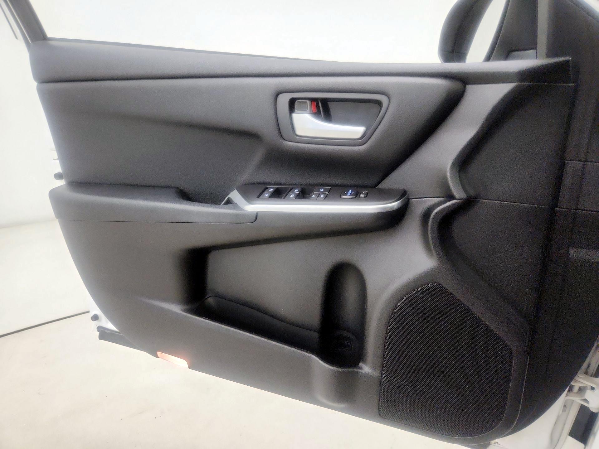 Thumbnail: 2016 Toyota Camry - 12