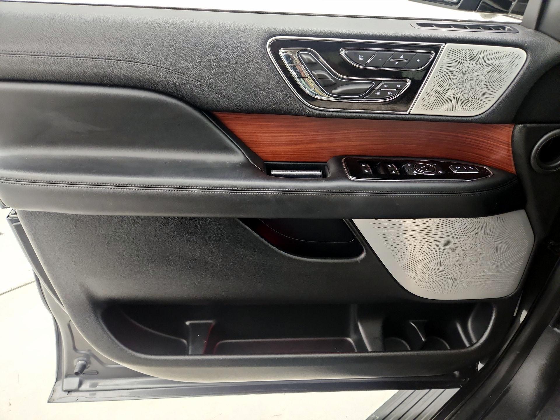 Thumbnail: 2021 Lincoln Navigator L - 12