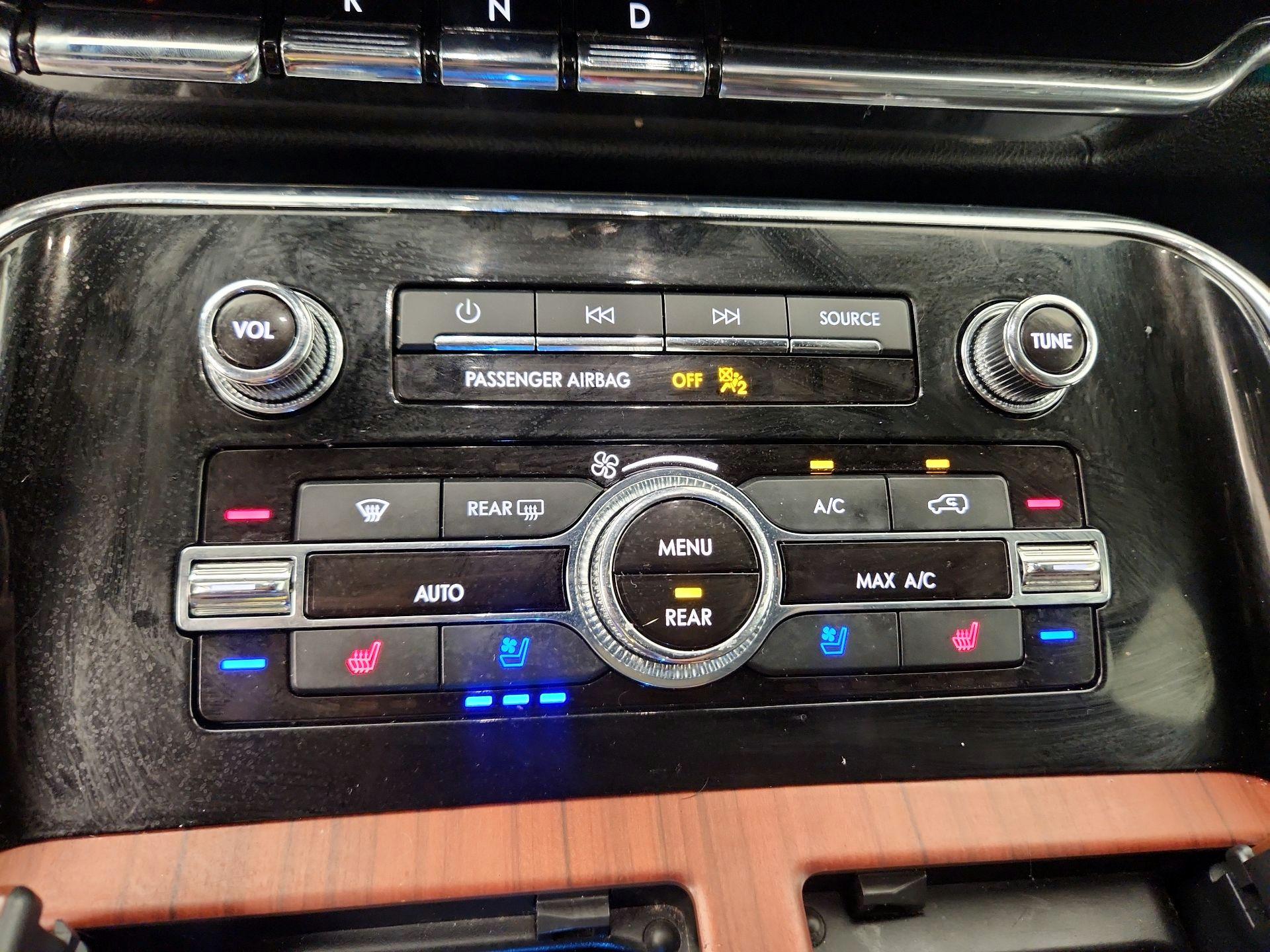 Thumbnail: 2021 Lincoln Navigator L - 17