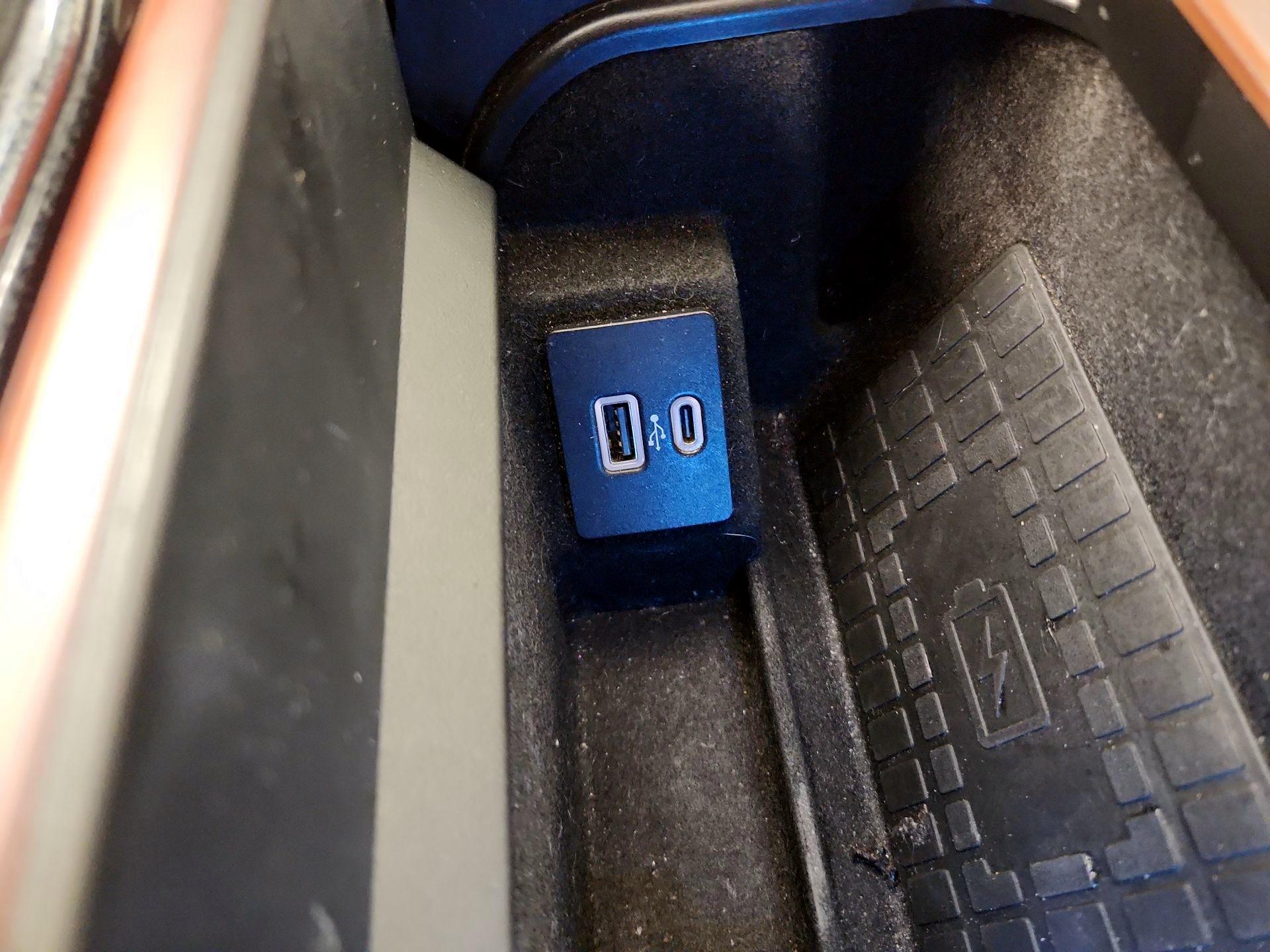 Thumbnail: 2021 Lincoln Navigator L - 19