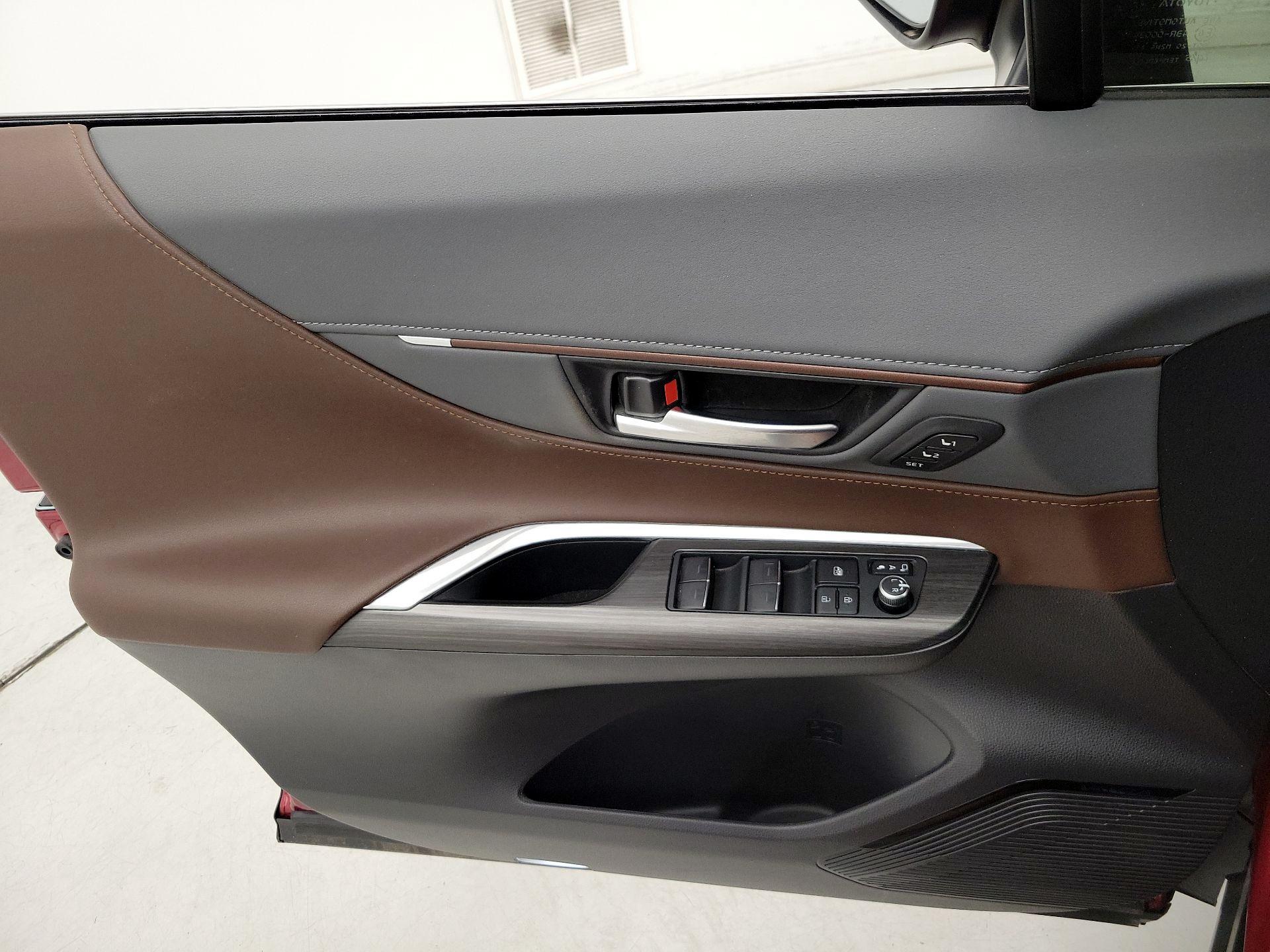 Thumbnail: 2023 Toyota Venza - 12