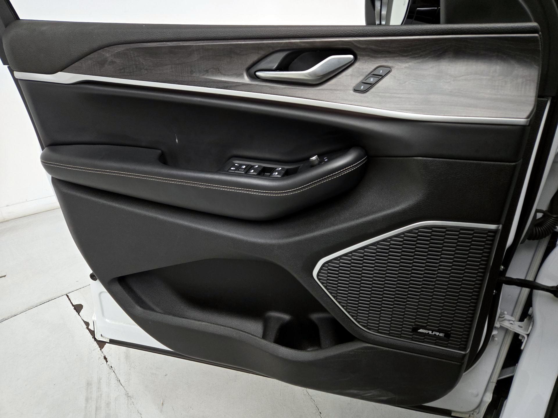 Thumbnail: 2022 Jeep Grand Cherokee - 12