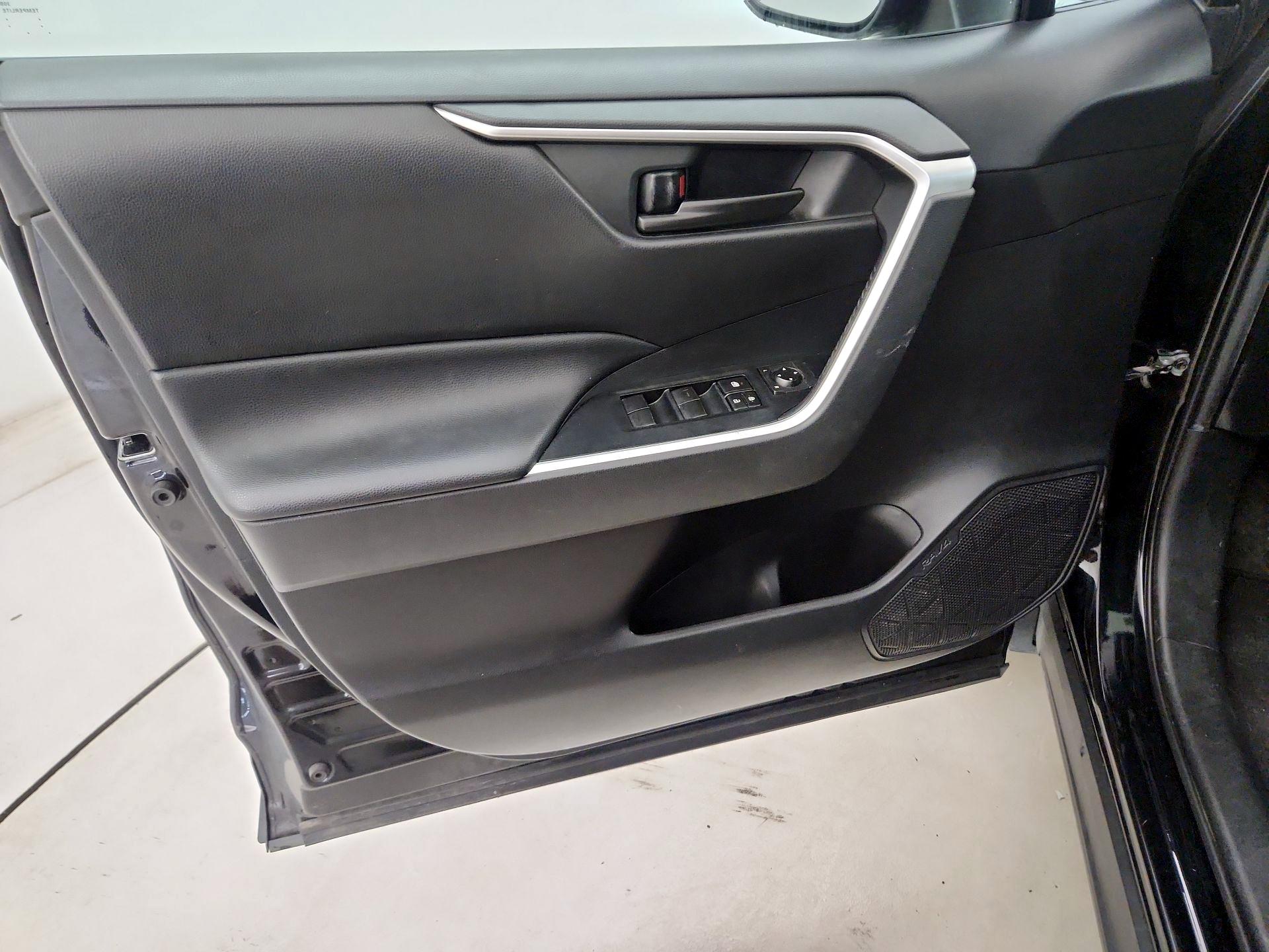 Thumbnail: 2019 Toyota RAV4 - 12