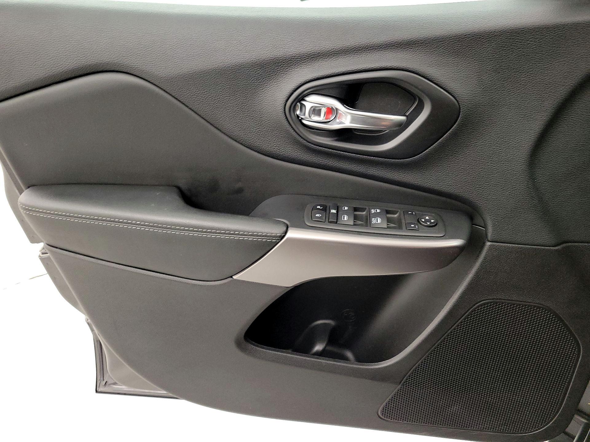 Thumbnail: 2022 Jeep Cherokee - 12