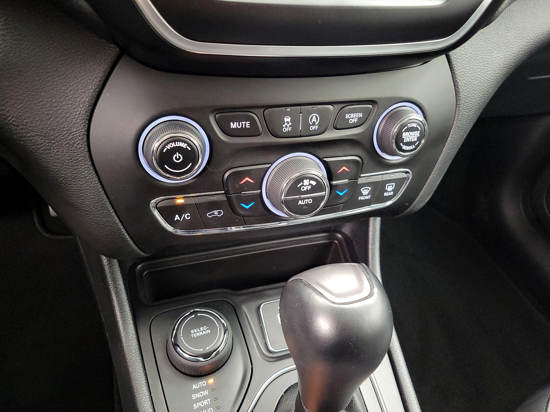 Thumbnail: 2022 Jeep Cherokee - 16