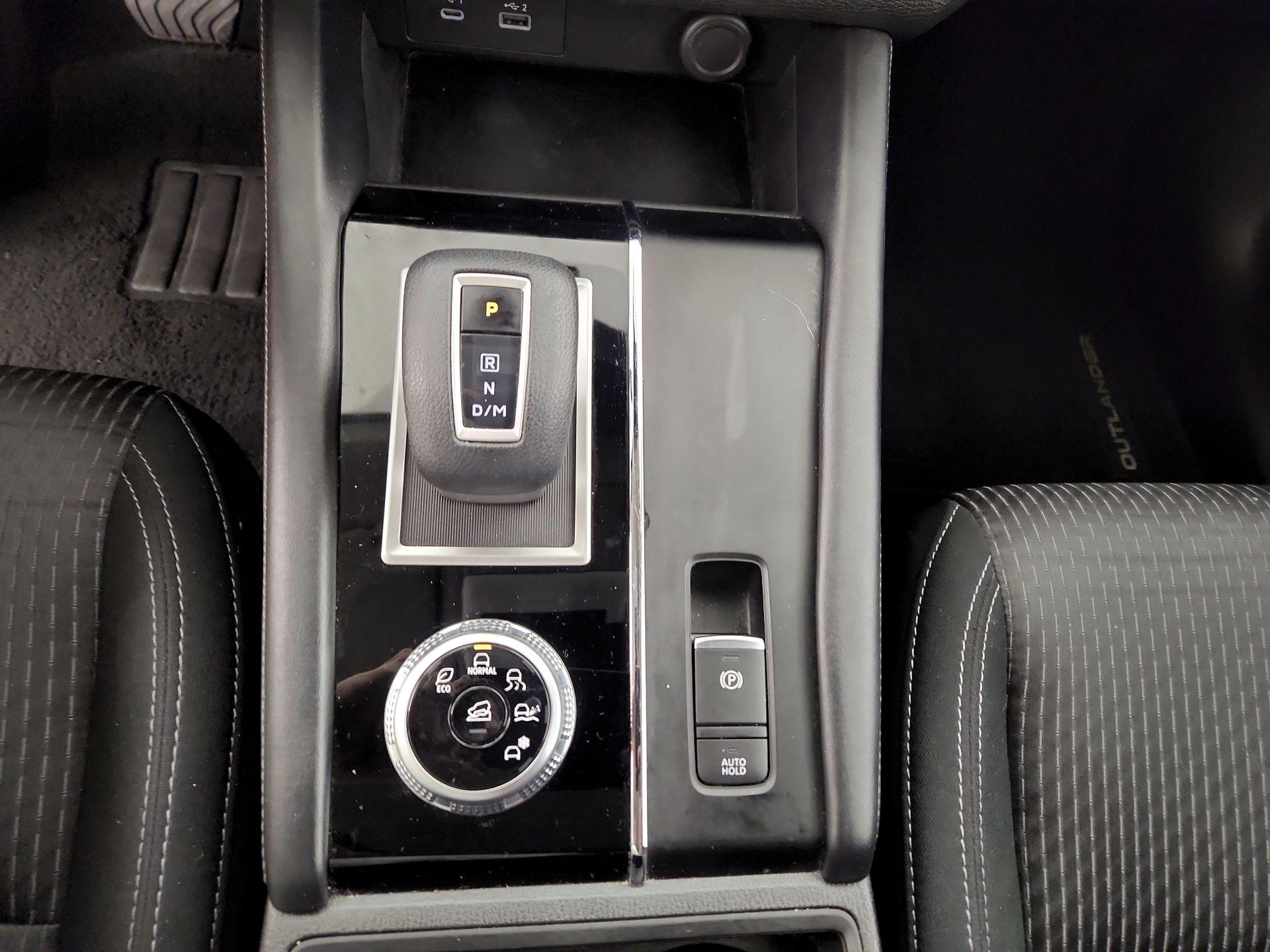 Thumbnail: 2022 Mitsubishi Outlander - 17