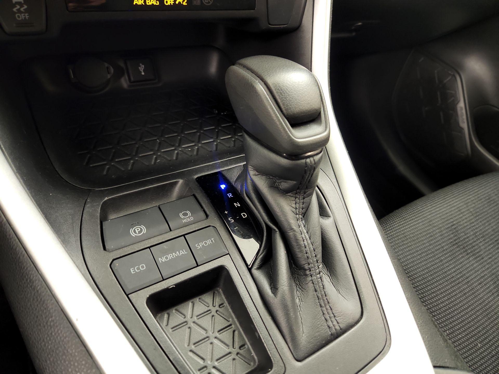 Thumbnail: 2022 Toyota RAV4 - 17