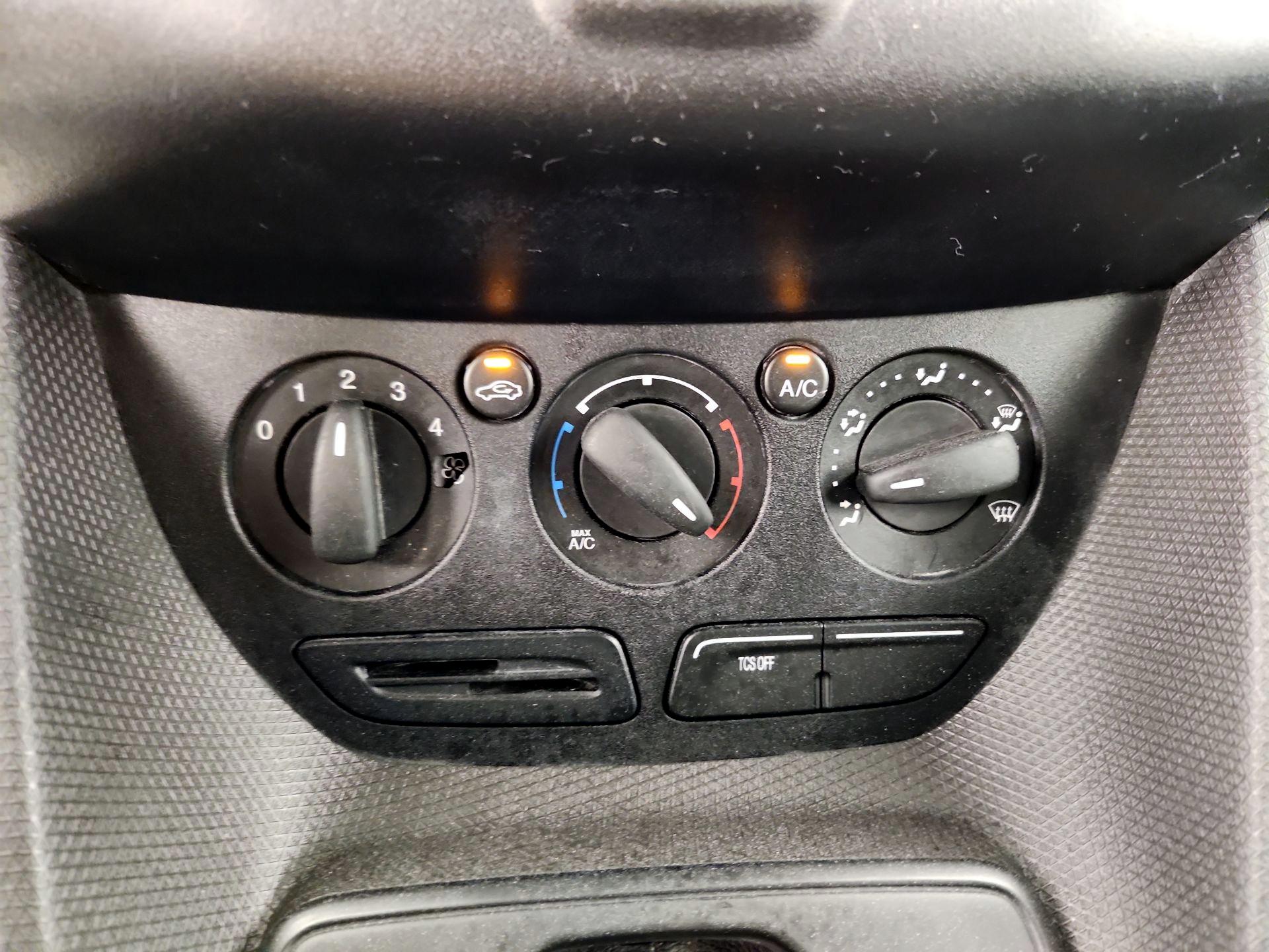 Thumbnail: 2015 Ford Transit Series - 15