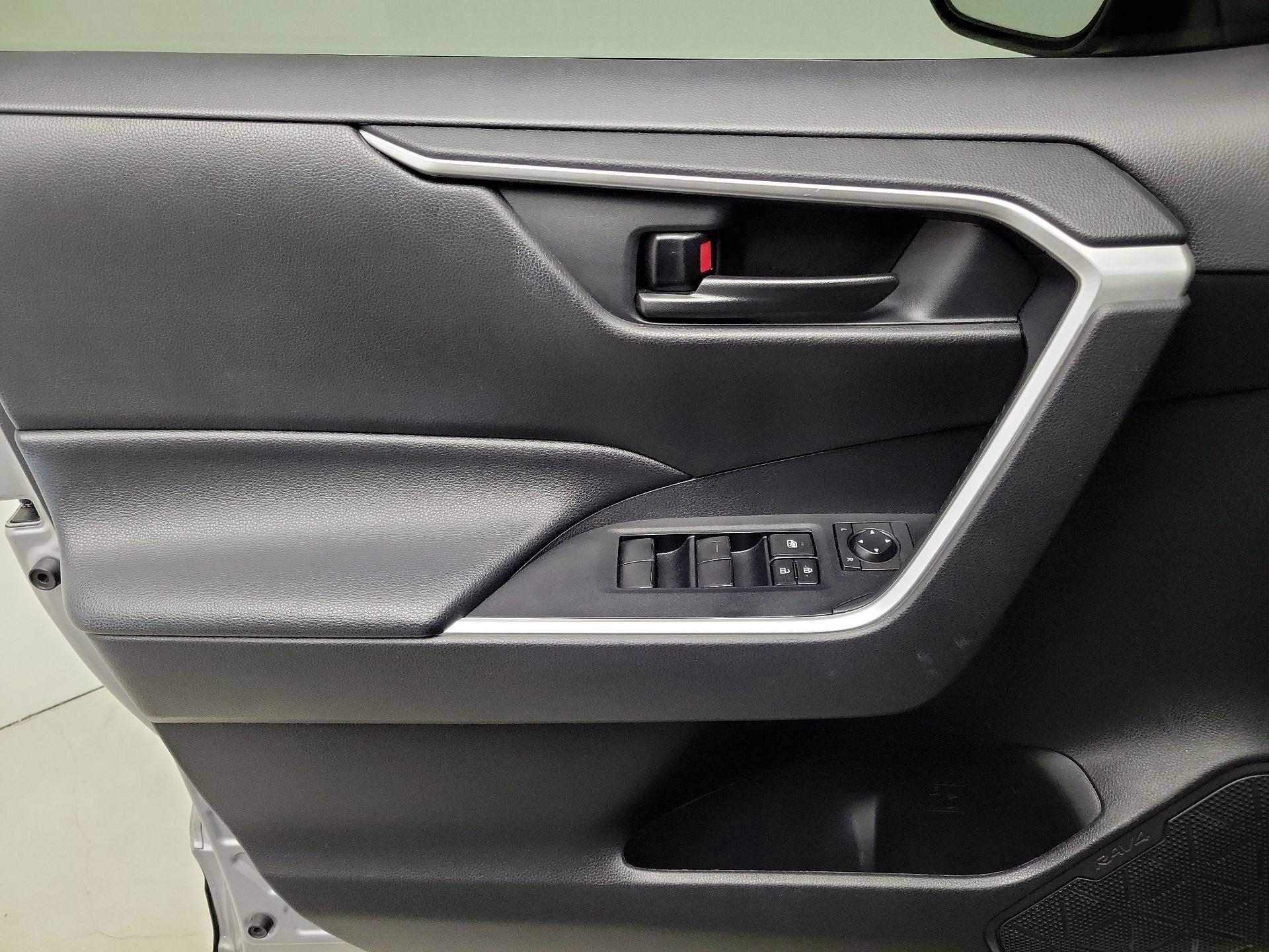 Thumbnail: 2020 Toyota RAV4 - 12