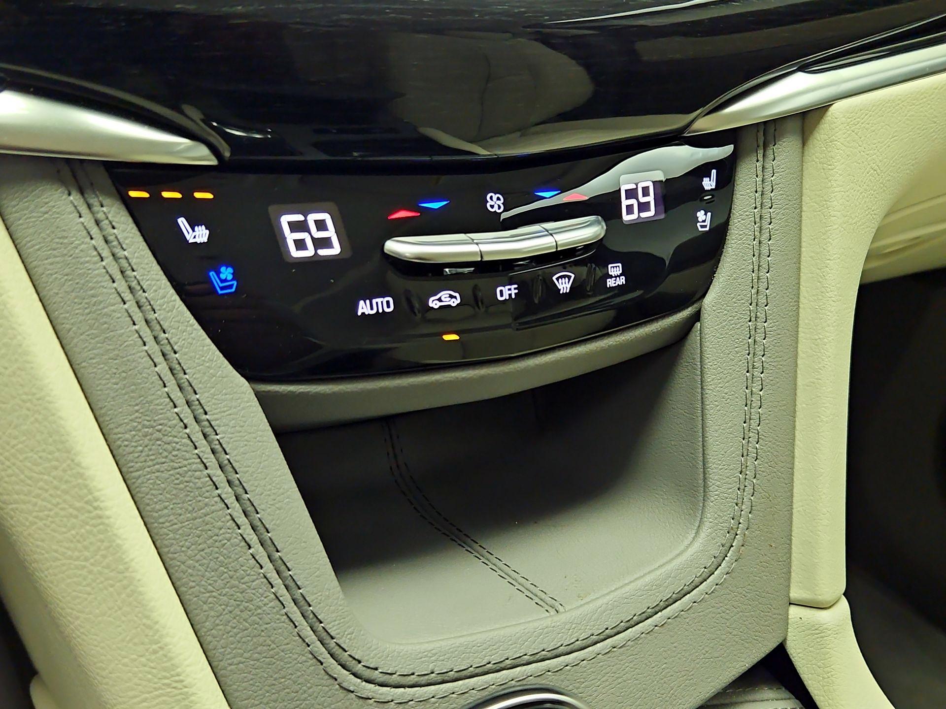 Thumbnail: 2024 Cadillac XT6 - 17