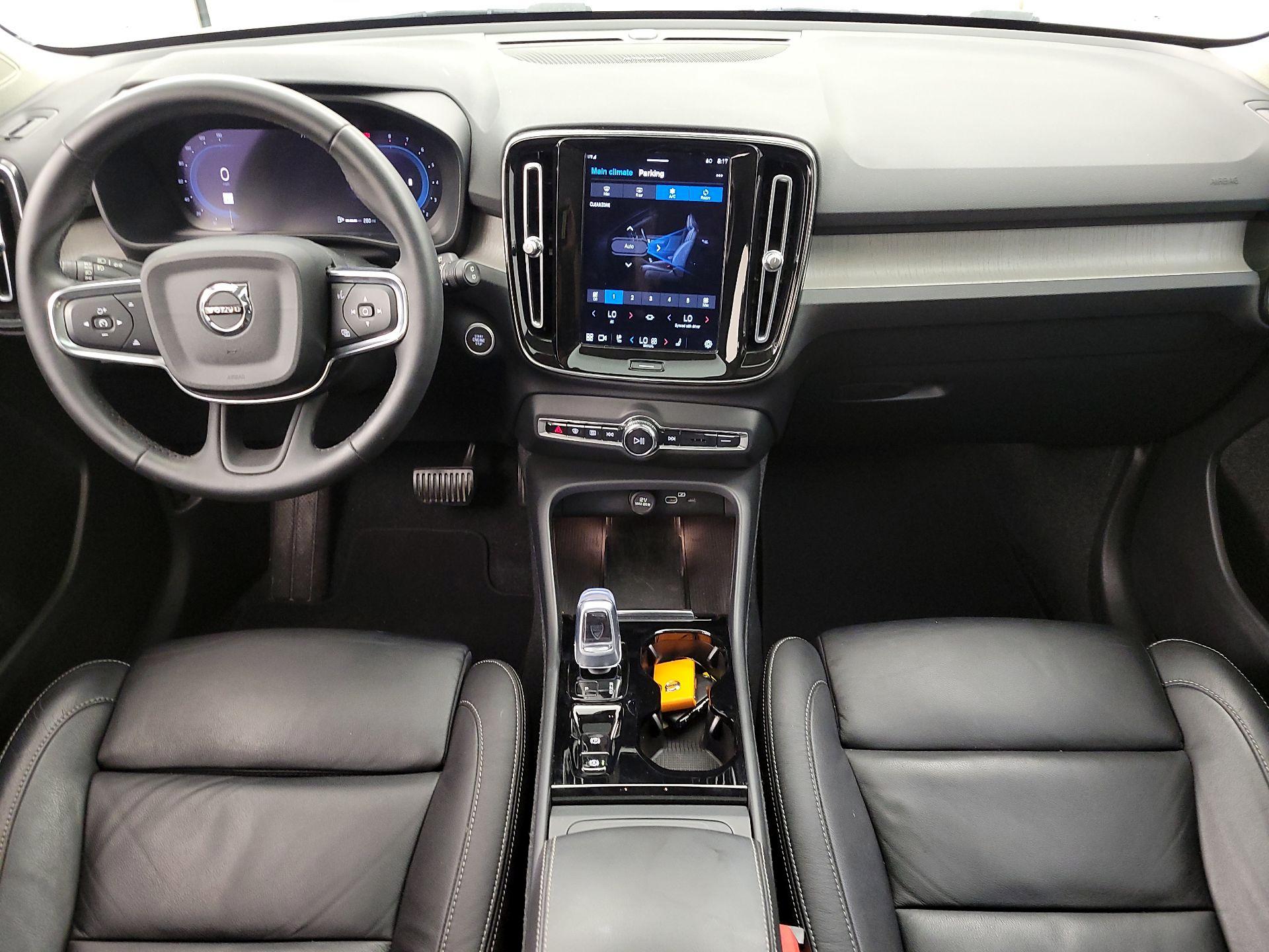 Thumbnail: 2023 Volvo XC40 - 9