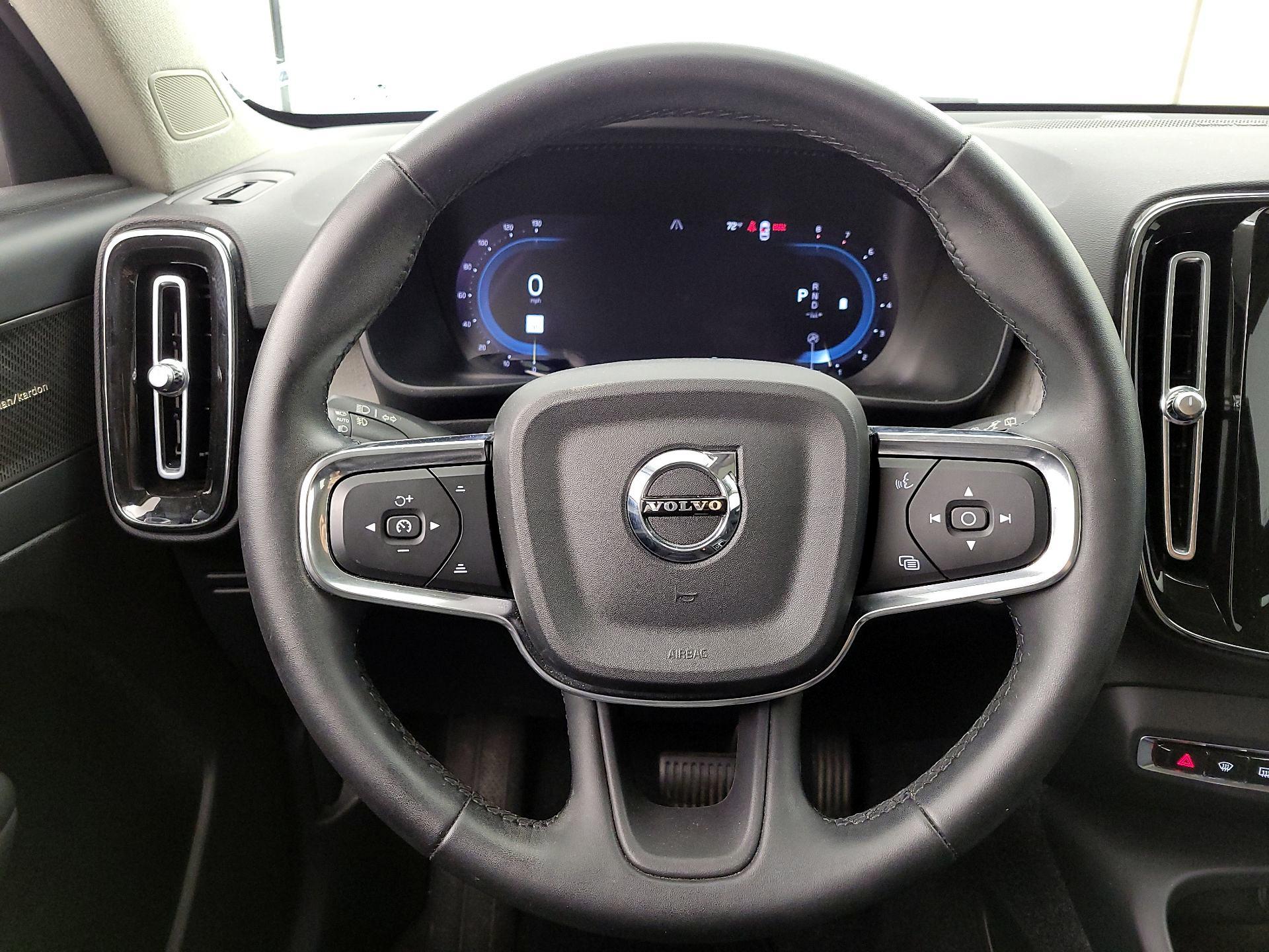 Thumbnail: 2023 Volvo XC40 - 10