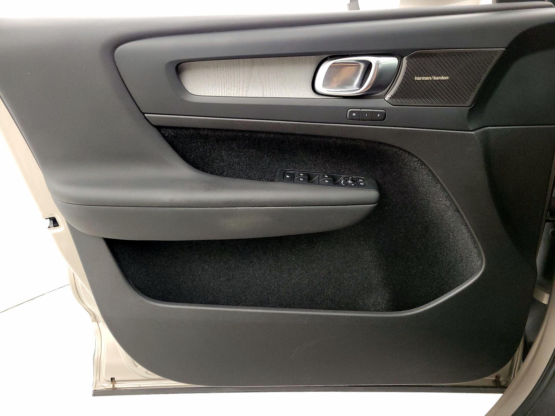 Thumbnail: 2023 Volvo XC40 - 12