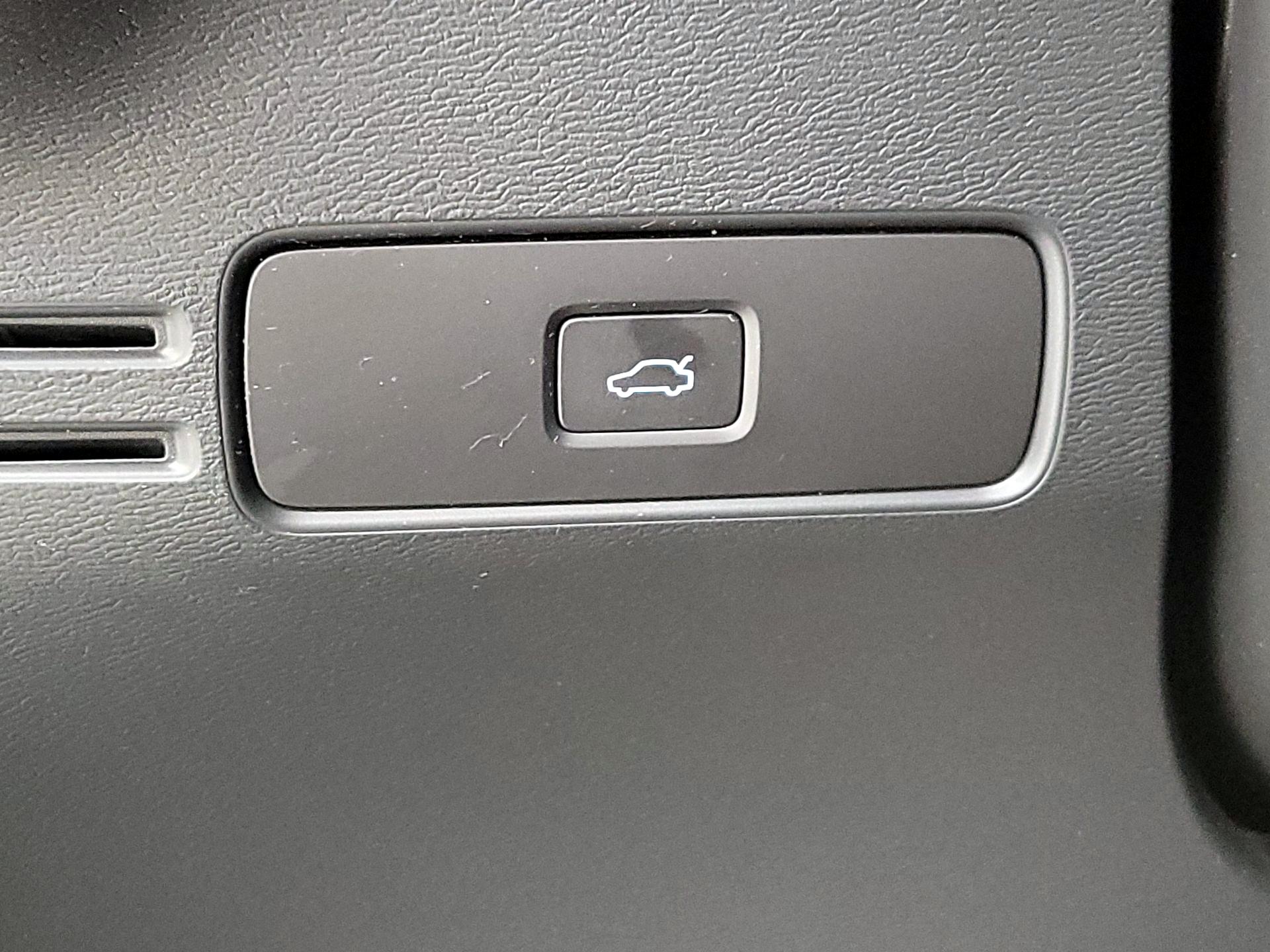 Thumbnail: 2023 Volvo XC40 - 13