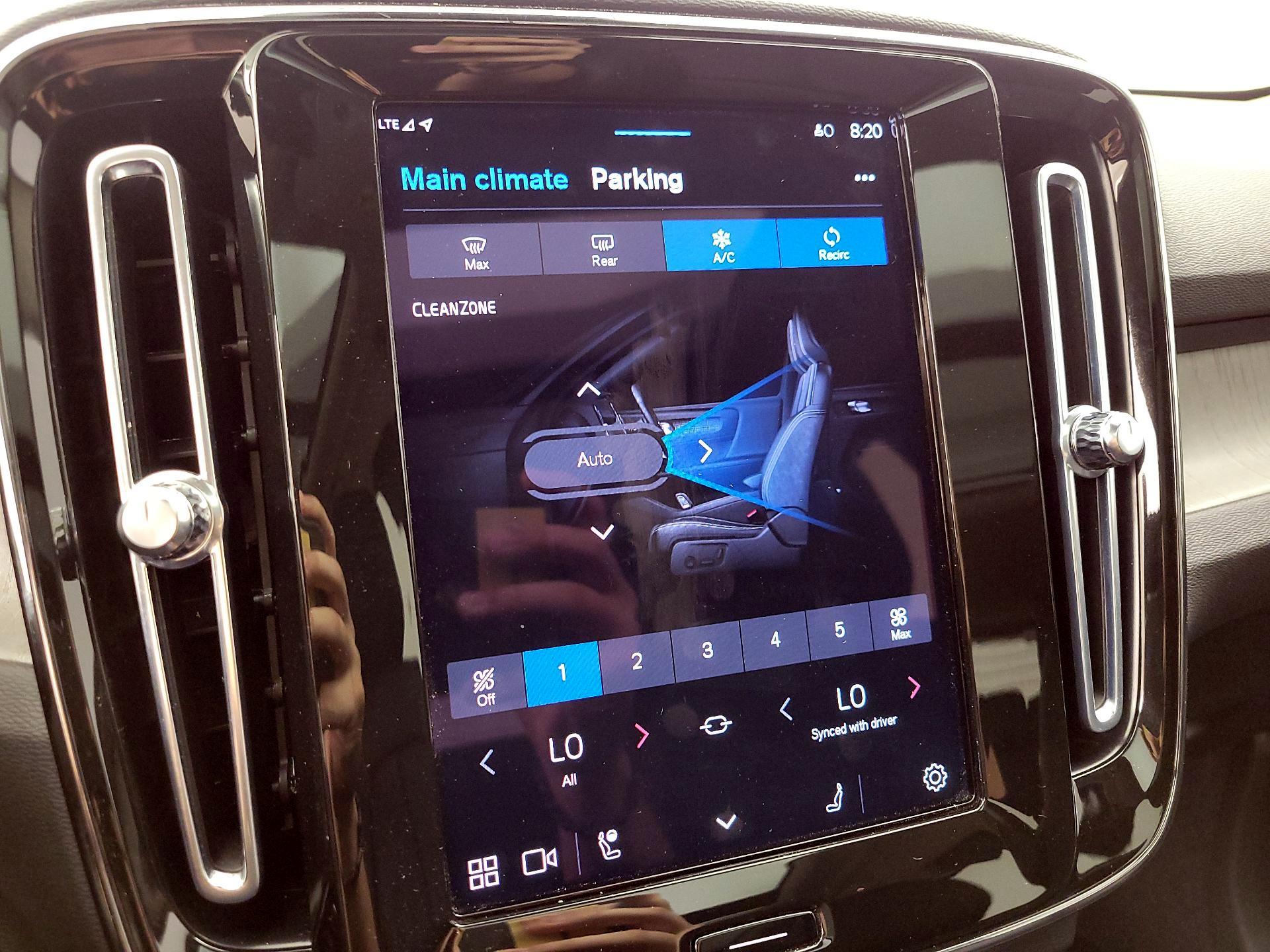 Thumbnail: 2023 Volvo XC40 - 17