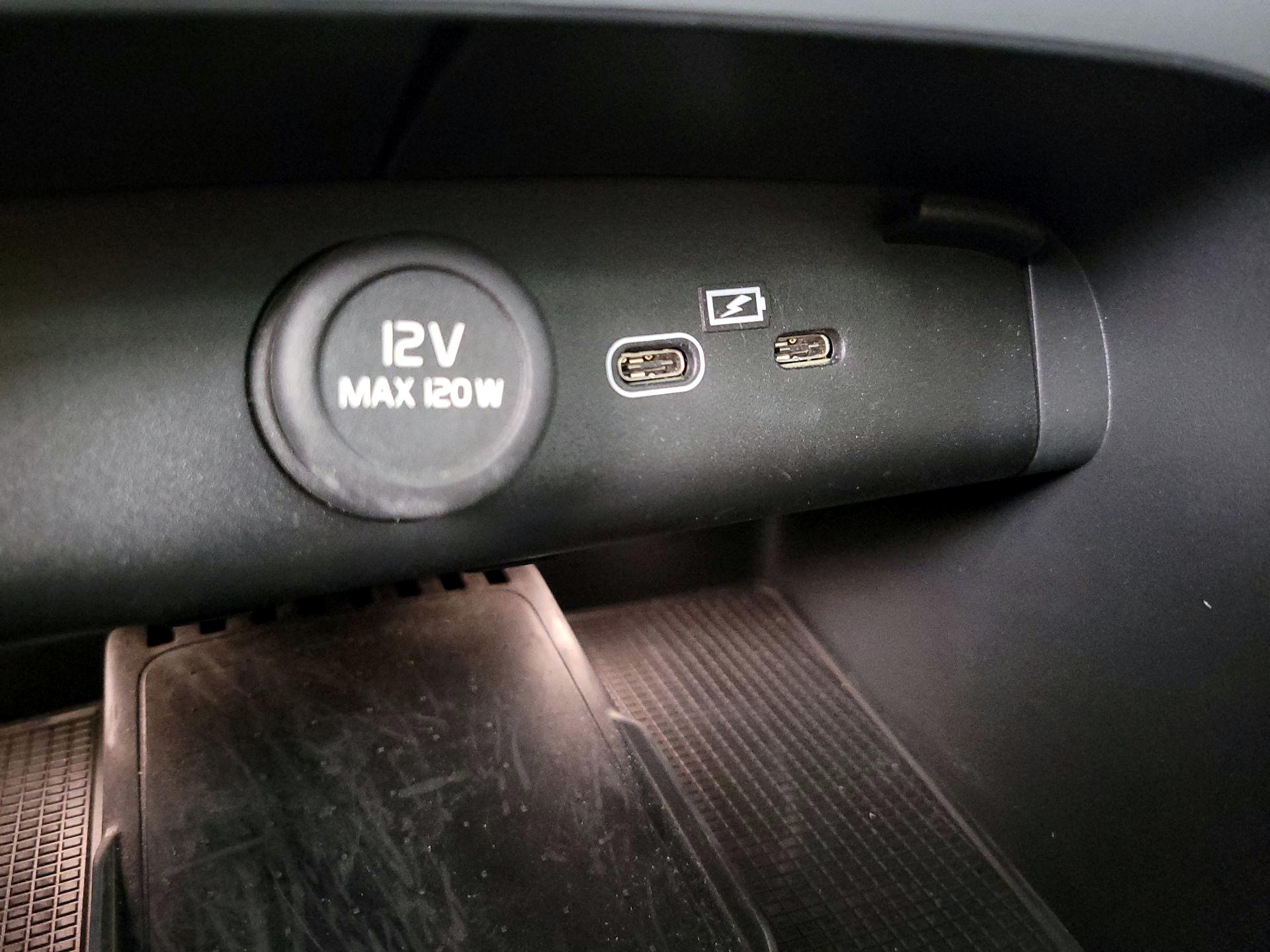 Thumbnail: 2023 Volvo XC40 - 19