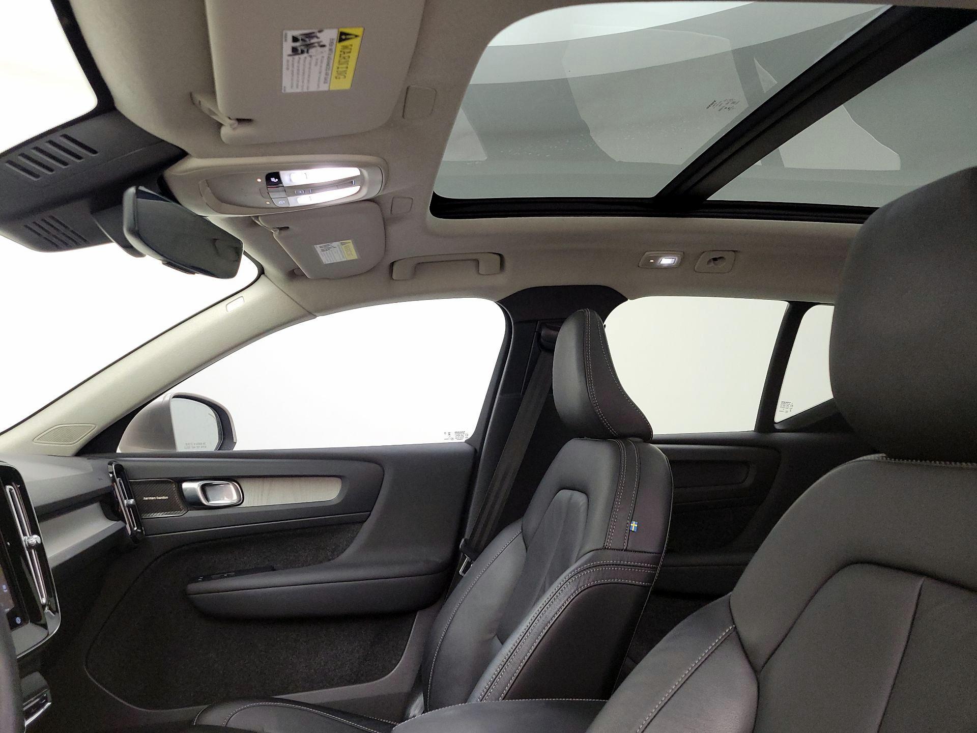 Thumbnail: 2023 Volvo XC40 - 20