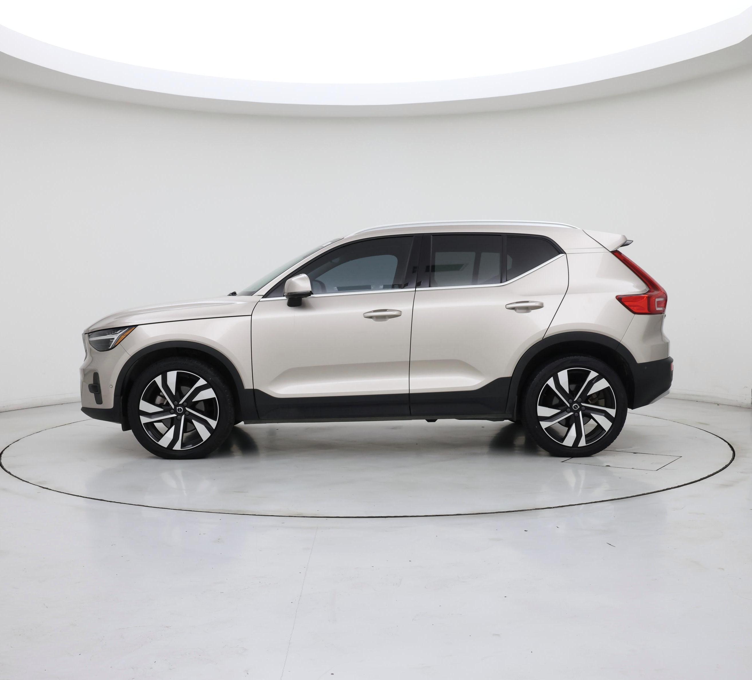Thumbnail: 2023 Volvo XC40 - 3