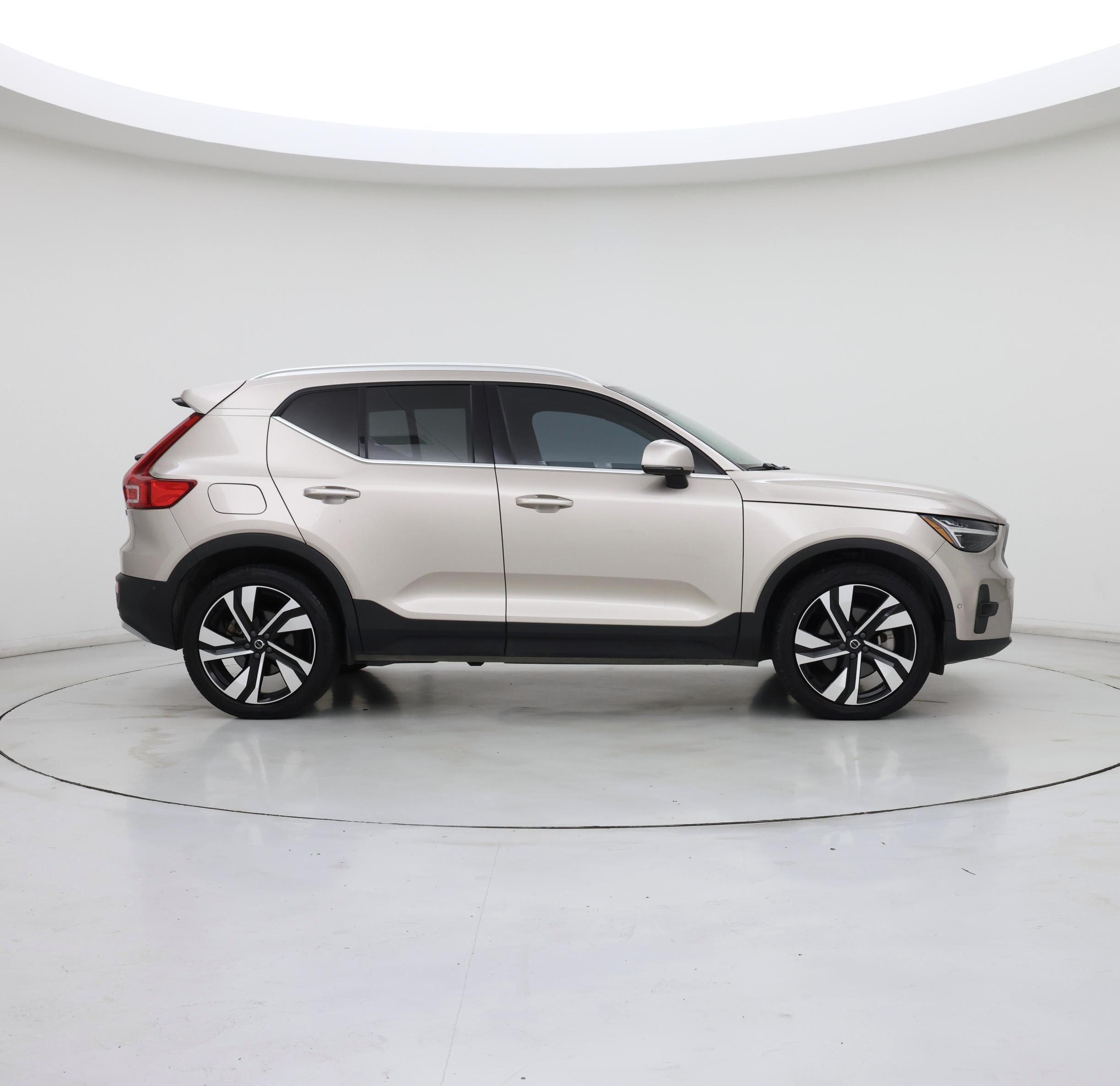 Thumbnail: 2023 Volvo XC40 - 7