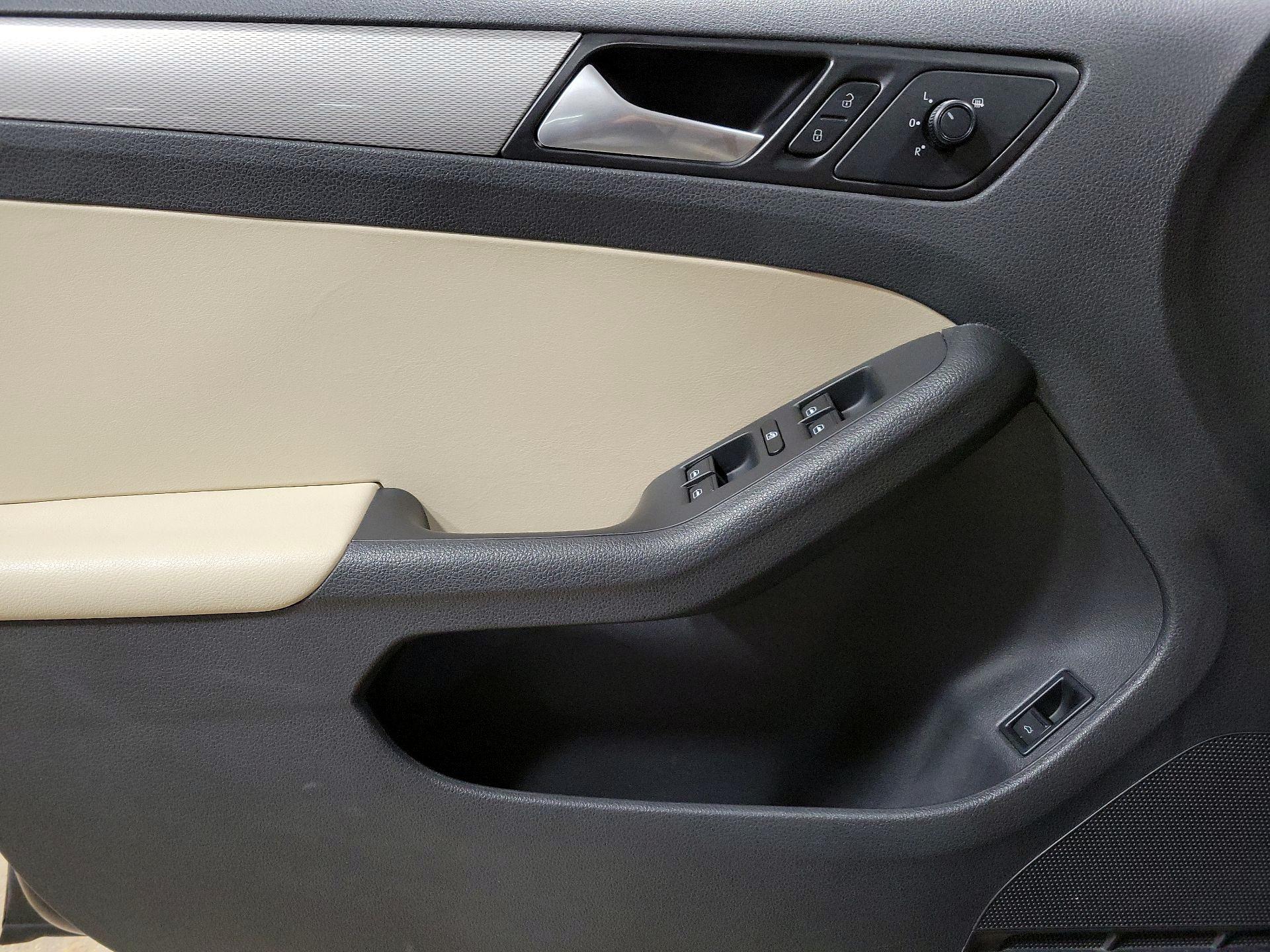 Thumbnail: 2017 Volkswagen Jetta - 12