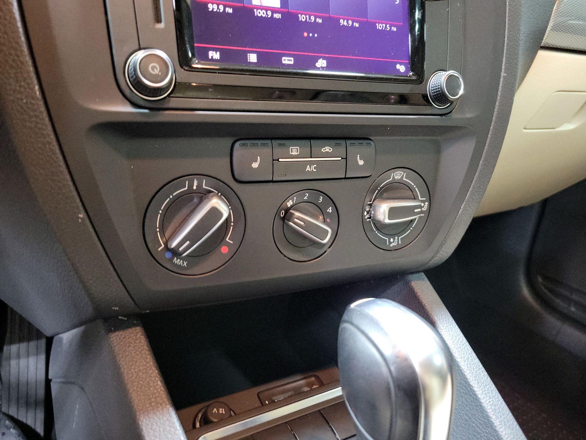 Thumbnail: 2017 Volkswagen Jetta - 16