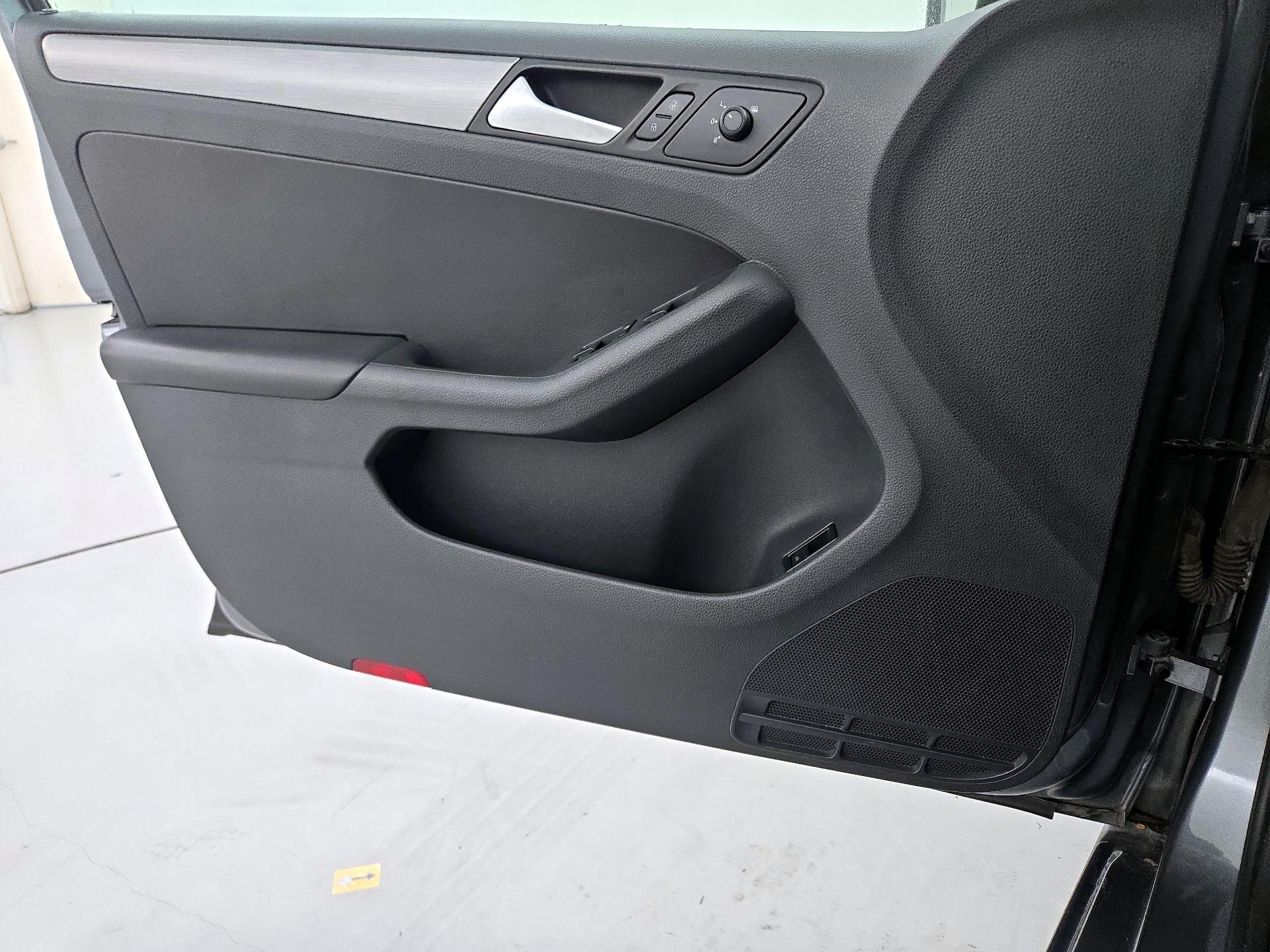 Thumbnail: 2016 Volkswagen Jetta - 12