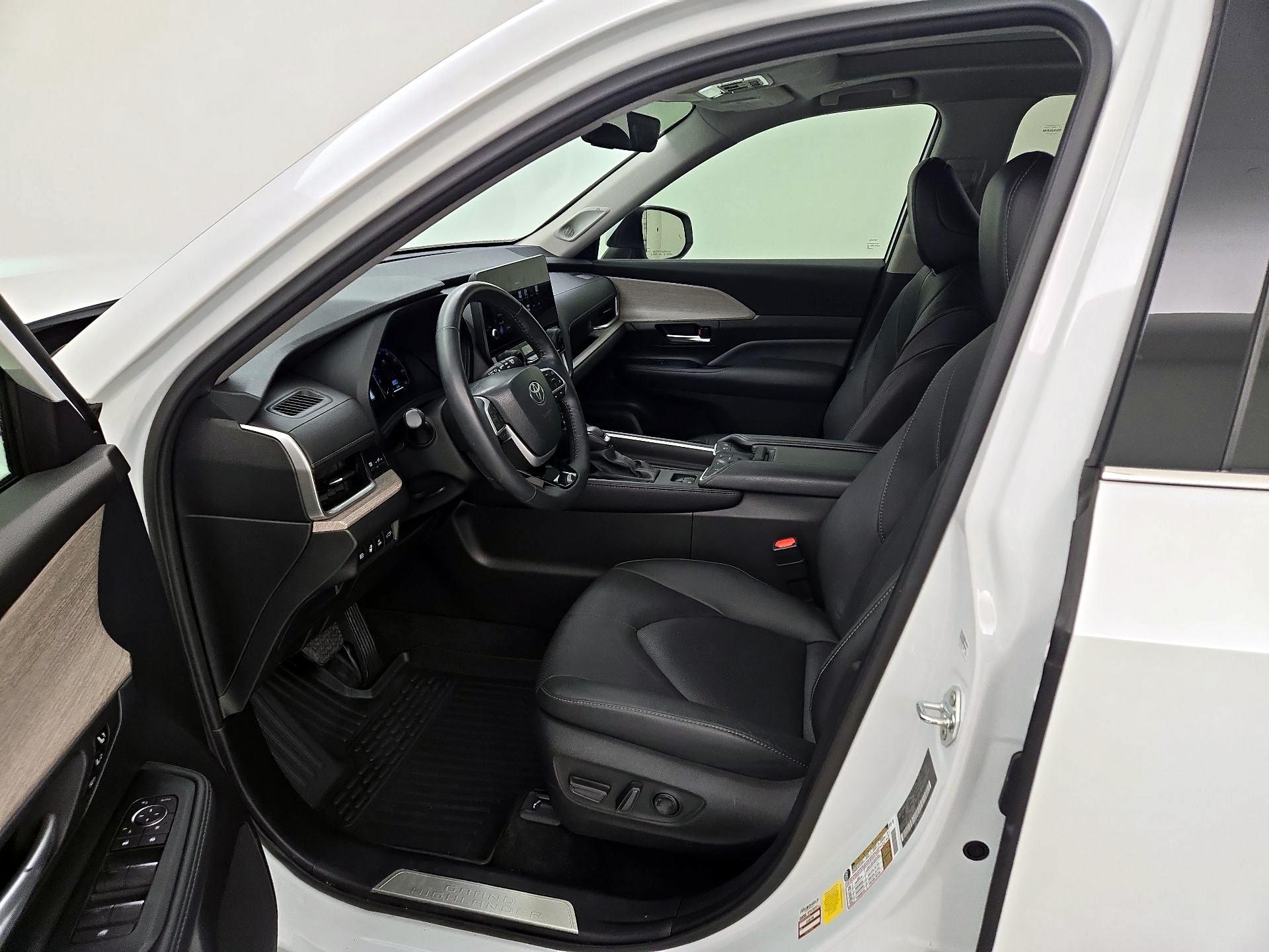 Thumbnail: 2024 Toyota Highlander - 11