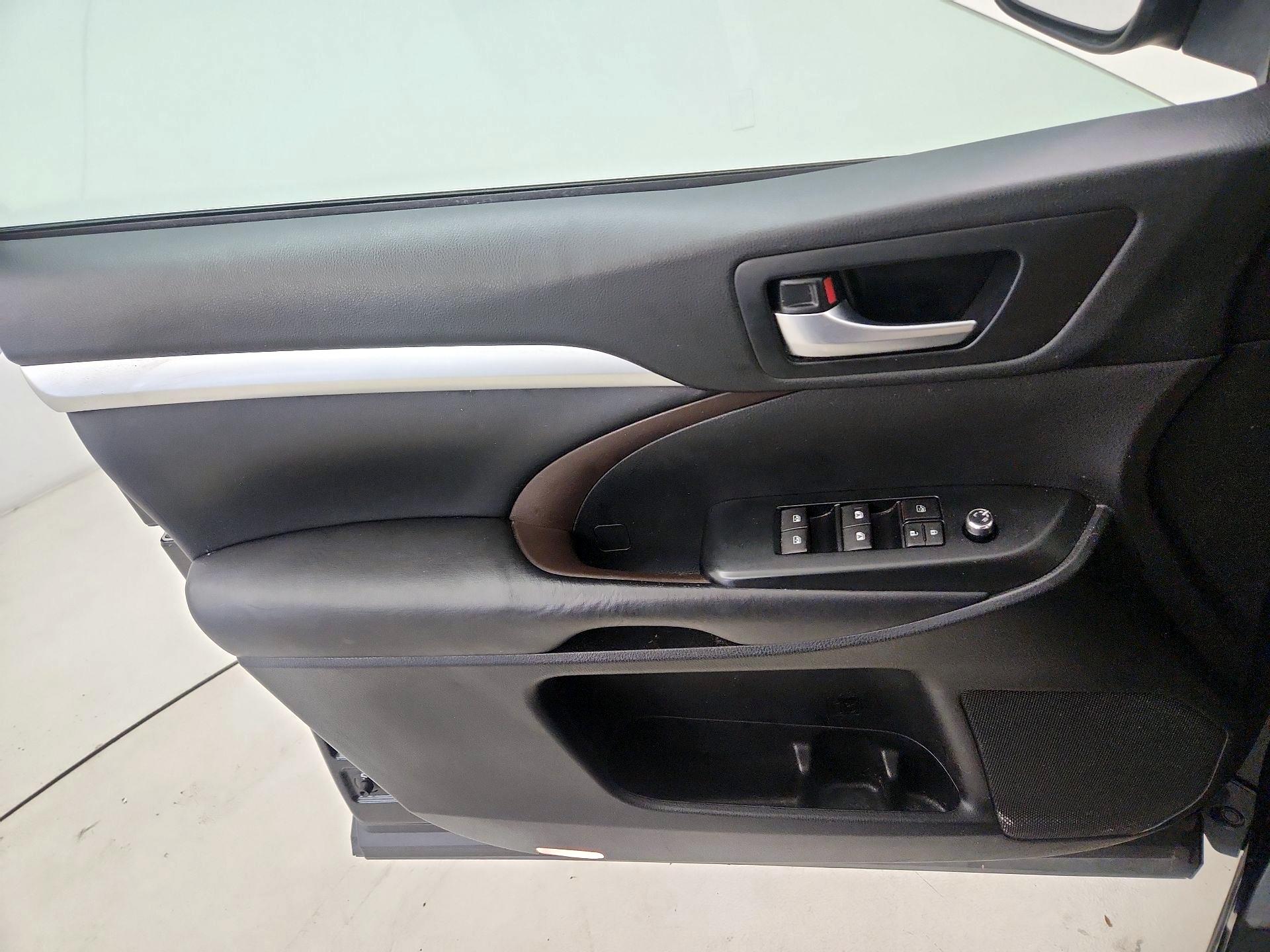 Thumbnail: 2018 Toyota Highlander - 12