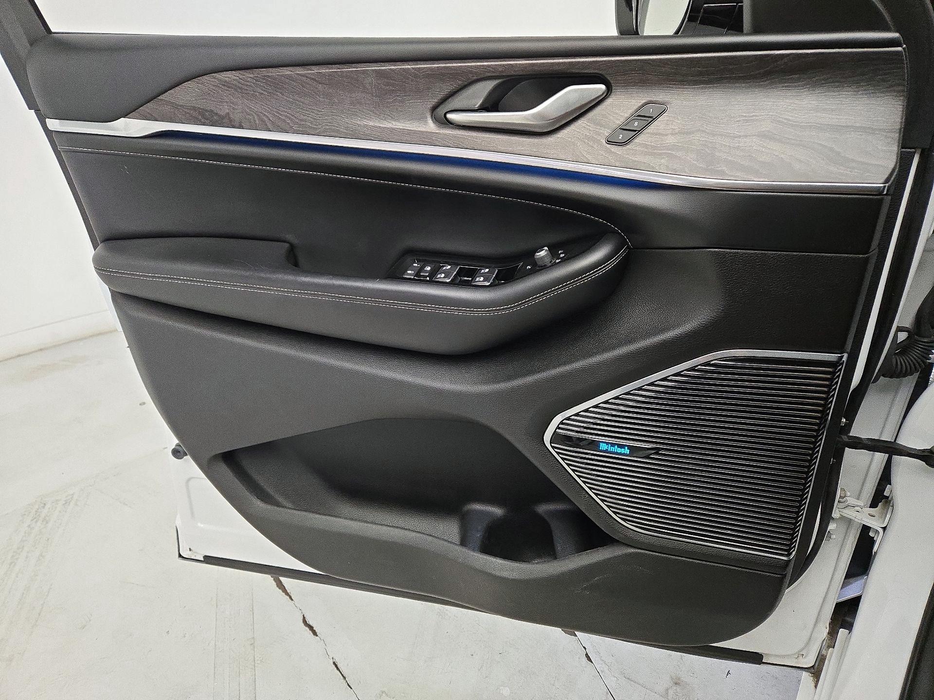 Thumbnail: 2022 Jeep Grand Cherokee - 12