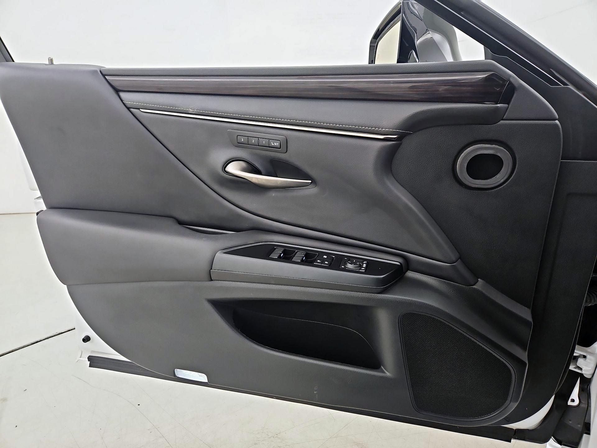 Thumbnail: 2020 Lexus ES - 12