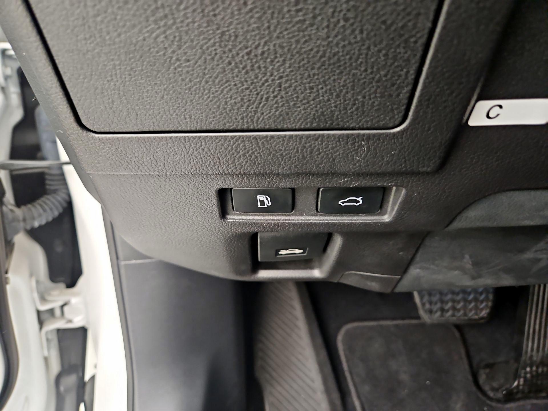 Thumbnail: 2020 Lexus ES - 13