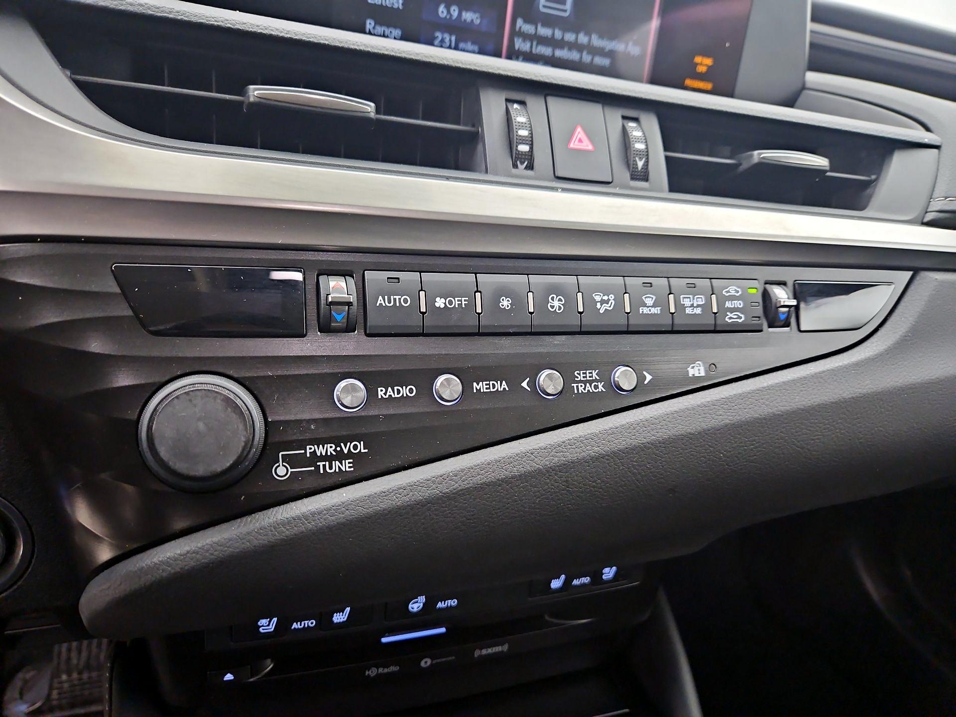 Thumbnail: 2020 Lexus ES - 16