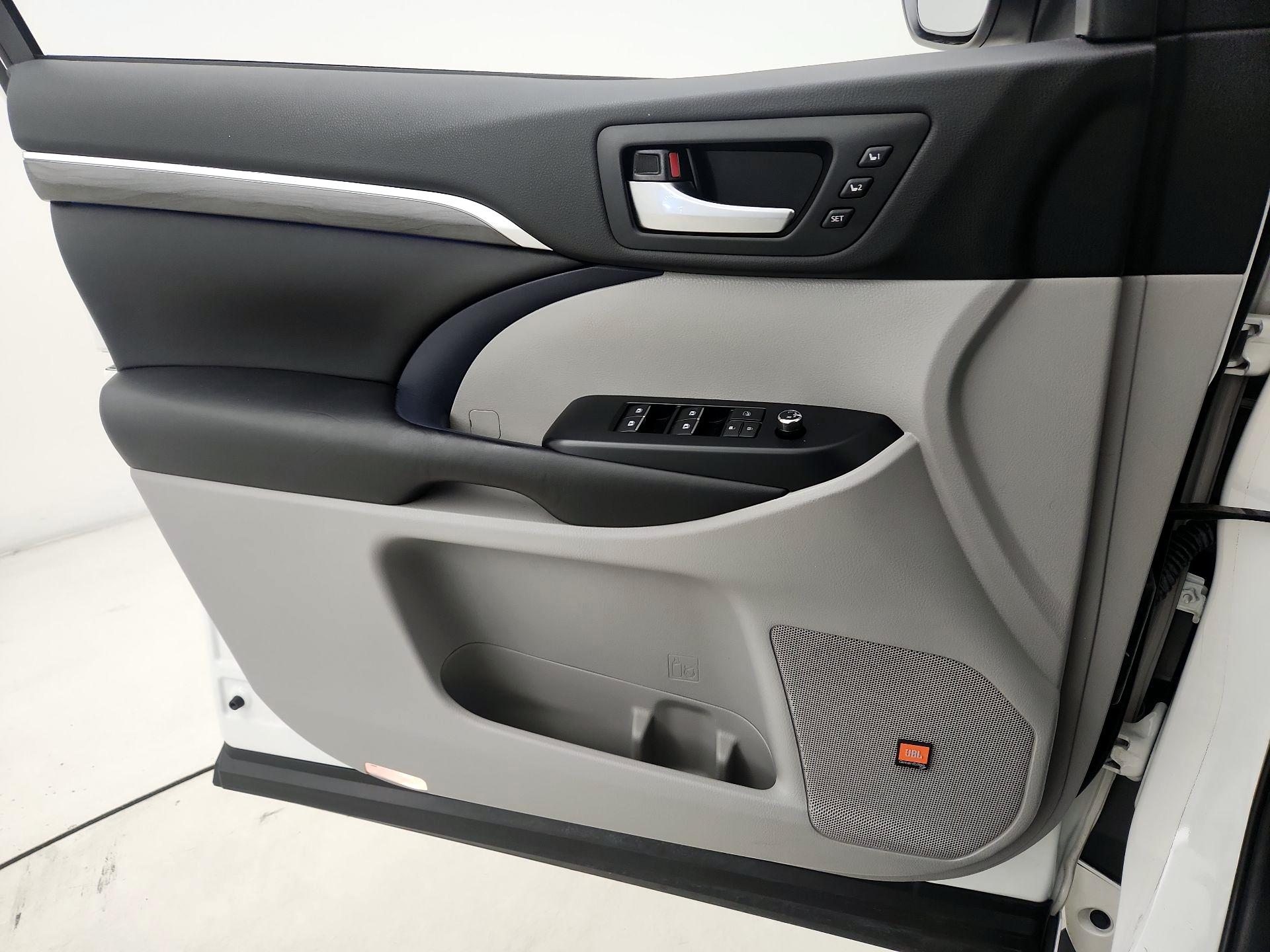 Thumbnail: 2019 Toyota Highlander - 12