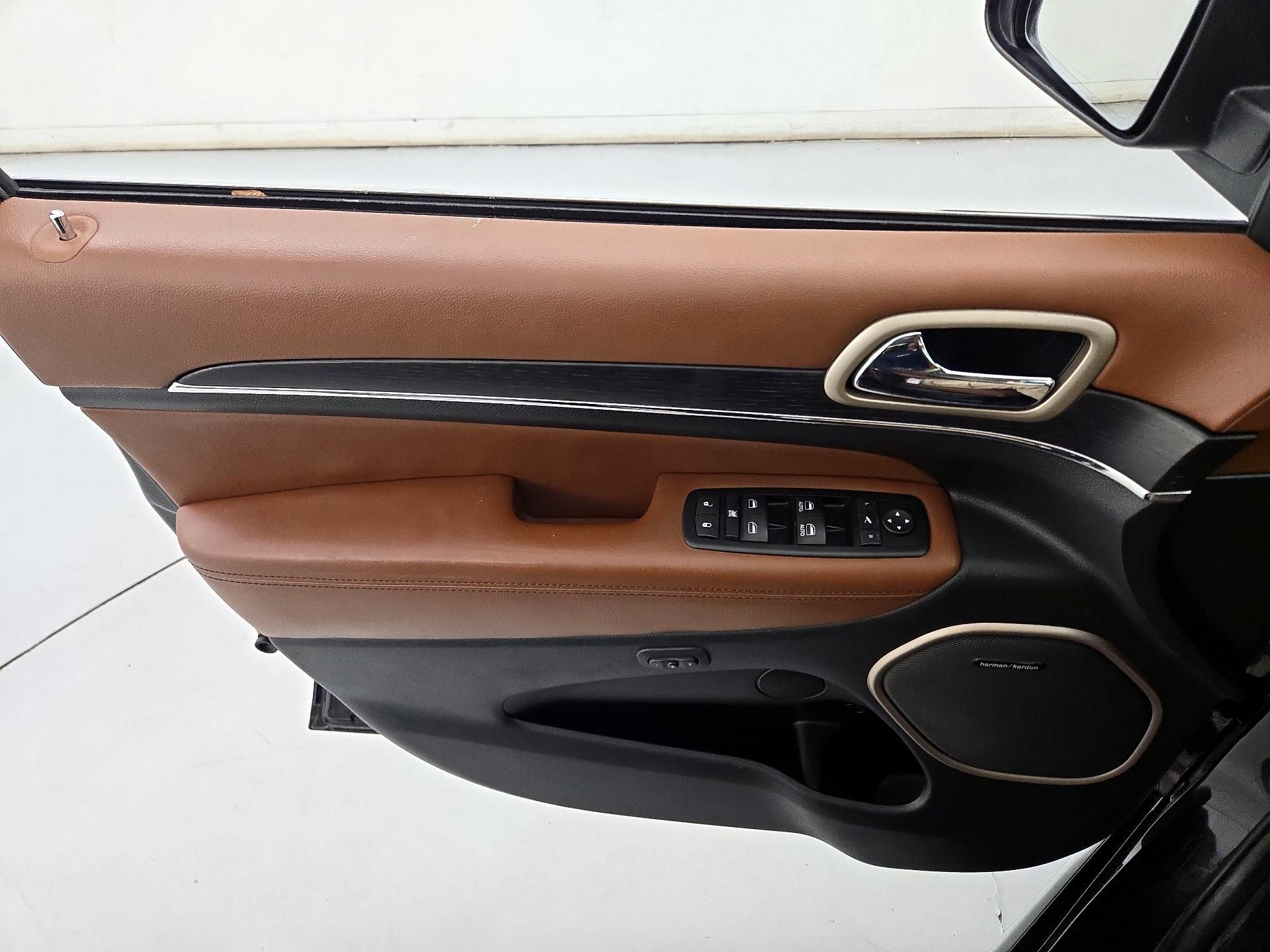 Thumbnail: 2015 Jeep Grand Cherokee - 12