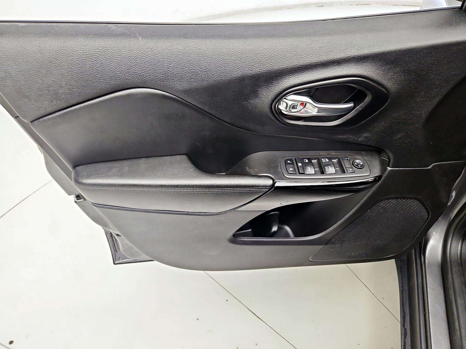 Thumbnail: 2021 Jeep Cherokee - 12