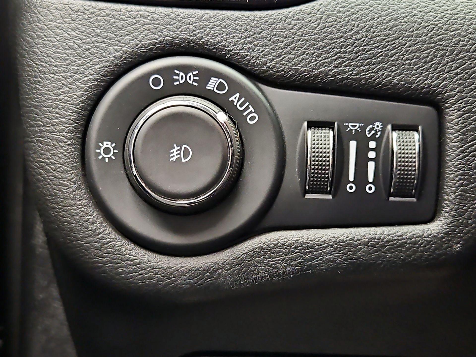 Thumbnail: 2021 Jeep Cherokee - 13