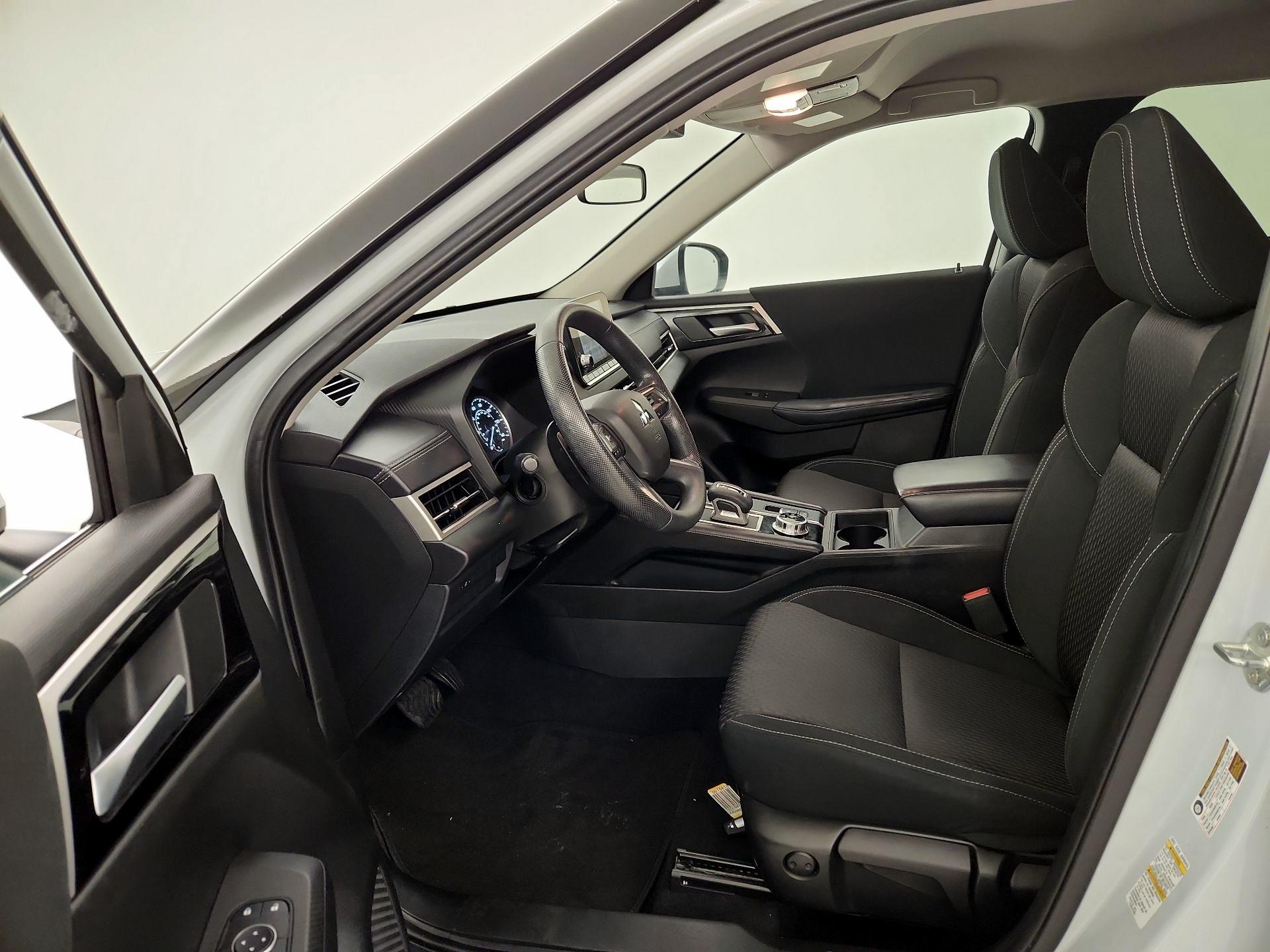 Thumbnail: 2024 Mitsubishi Outlander - 11