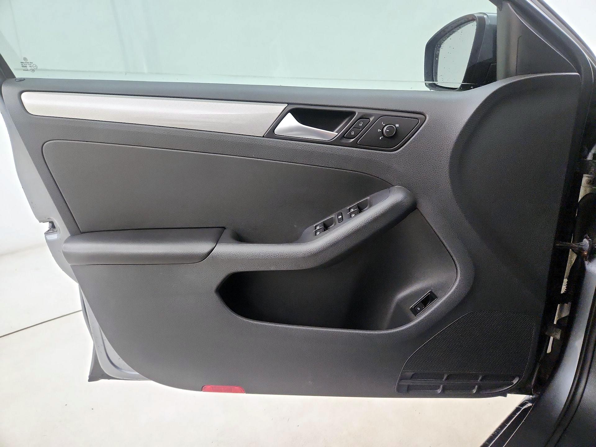 Thumbnail: 2018 Volkswagen Jetta - 12